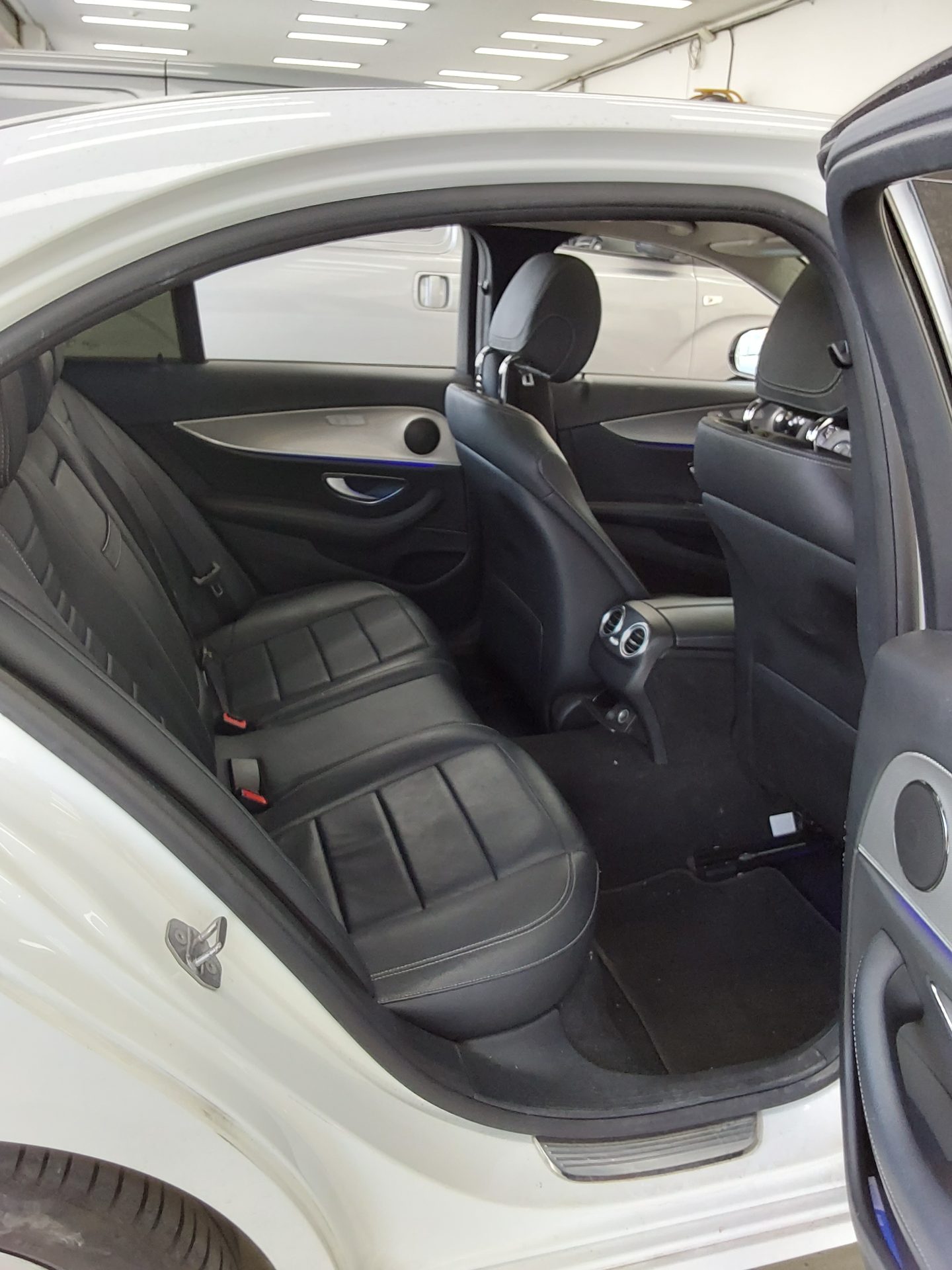 مرسيدس بنز إي كلاس 2017 - صورة 12