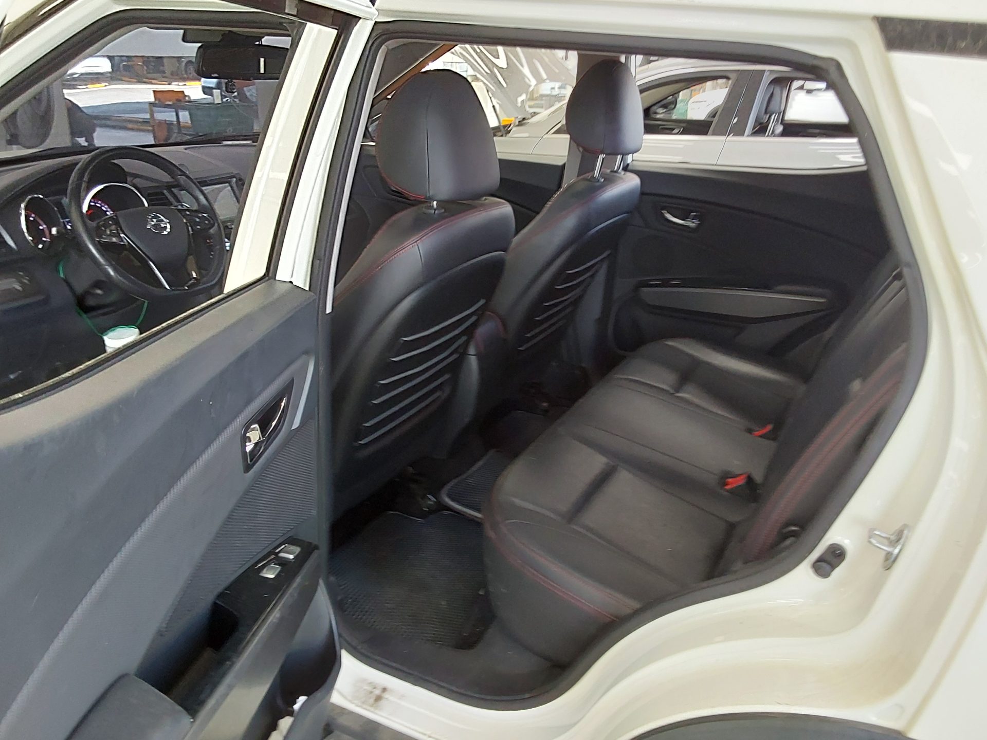 KG Mobility Tivoli 2018 - Image 11