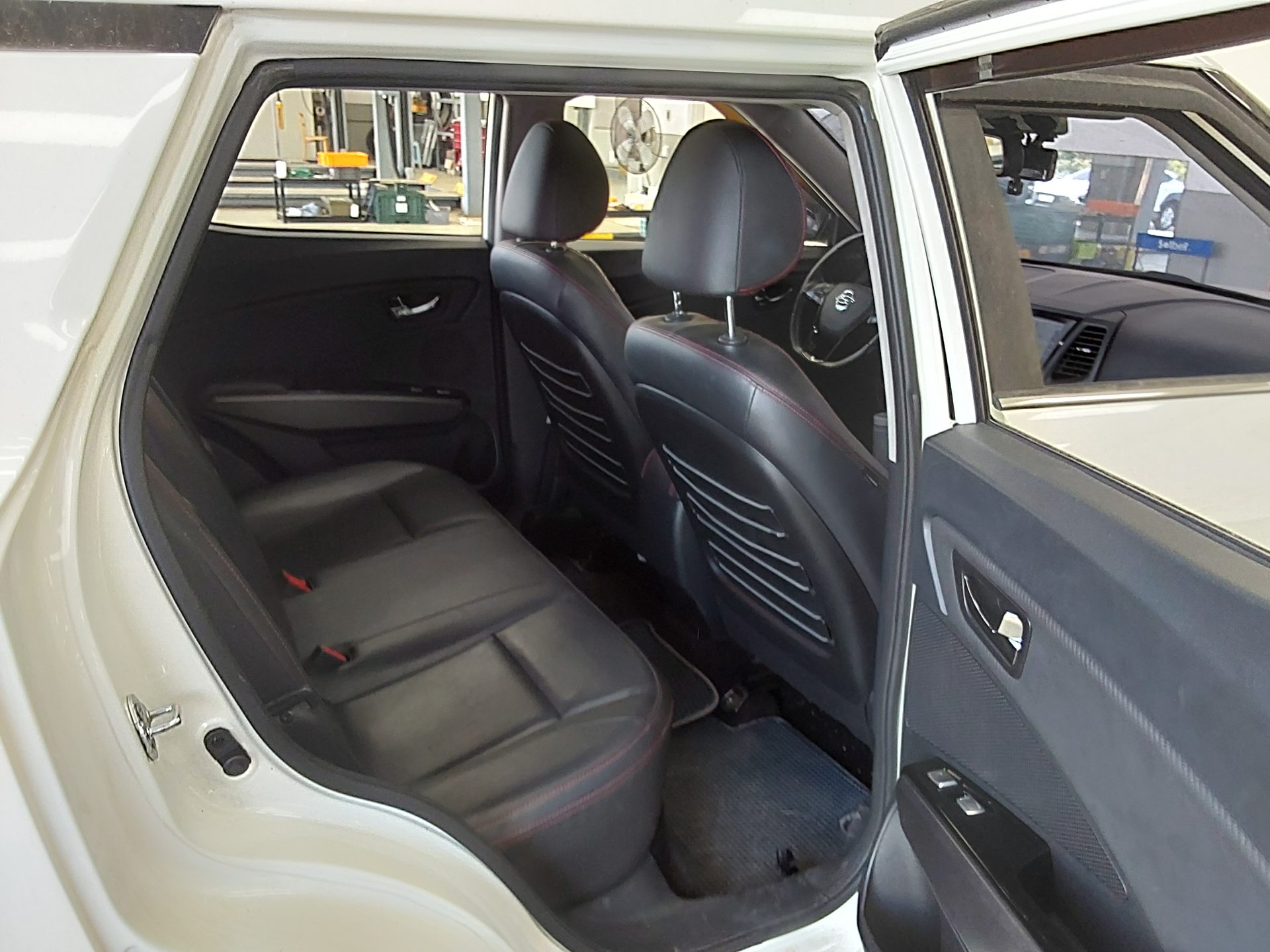KG Mobility Tivoli 2018 - Image 12
