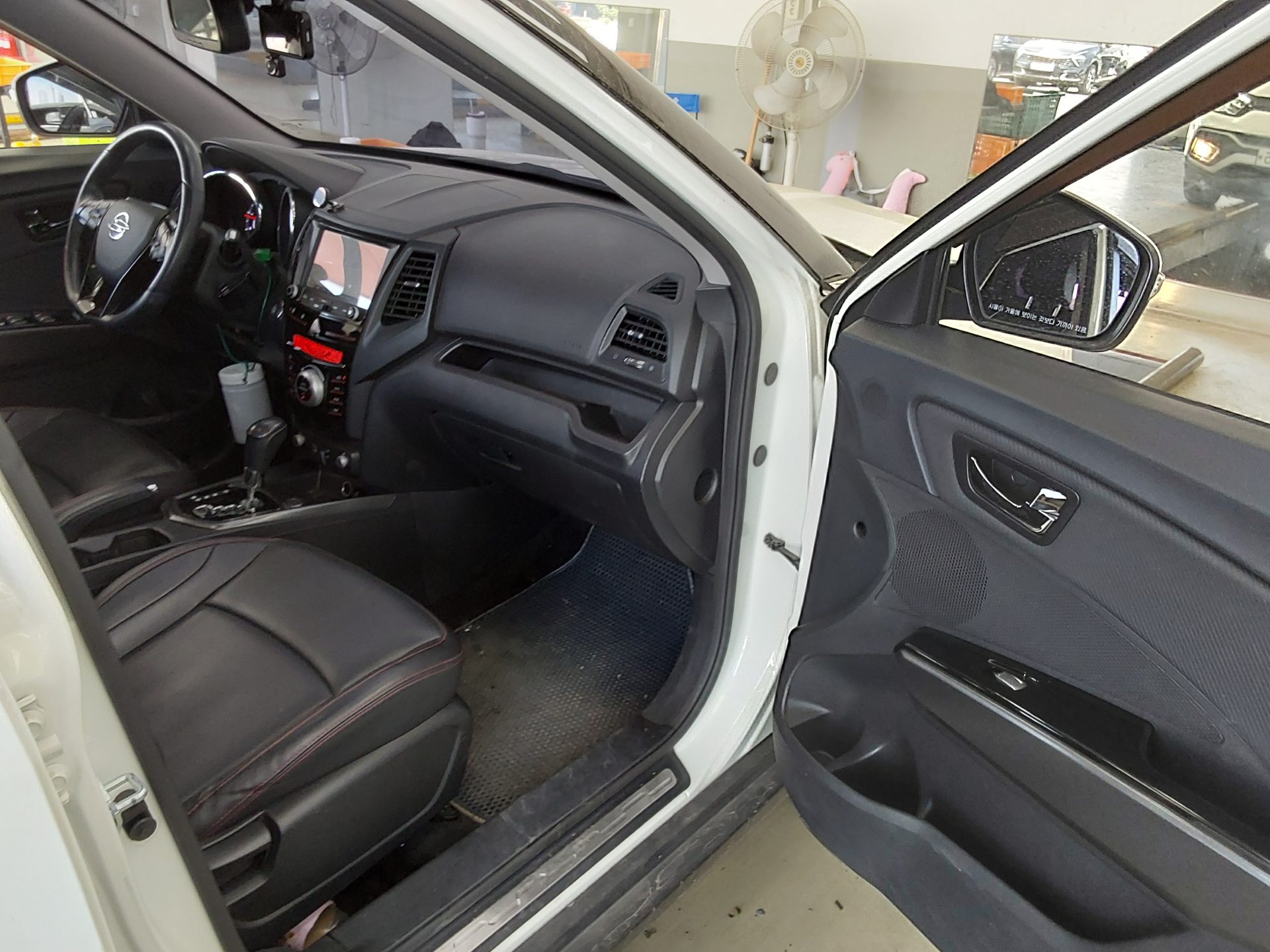 KG Mobility Tivoli 2018 - Image 13