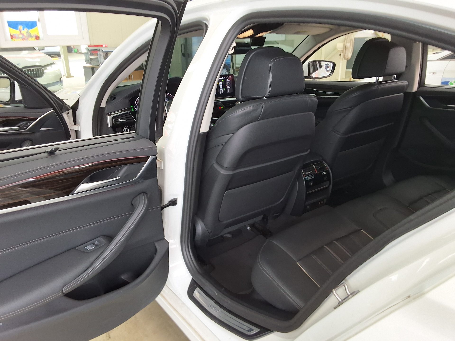 BMW 5 Series 2022 - Image 11