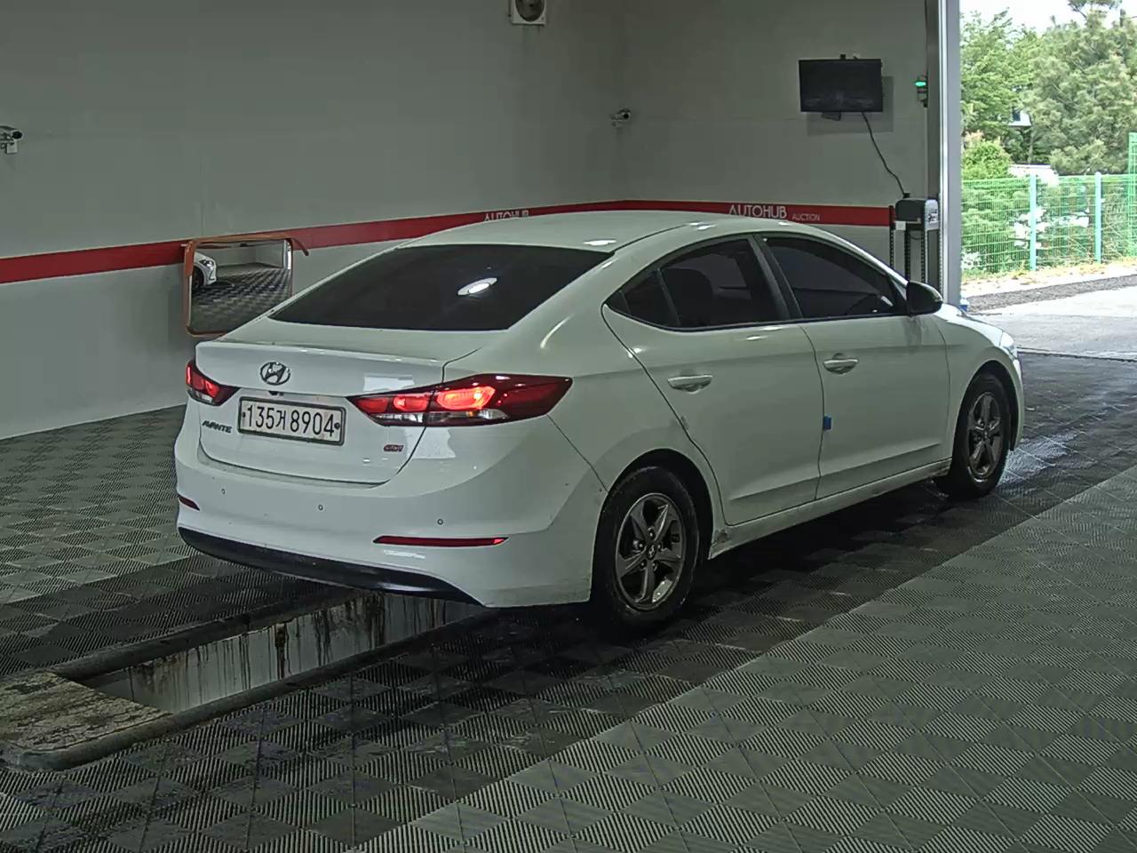 Hyundai Elantra 2017 - Image 4