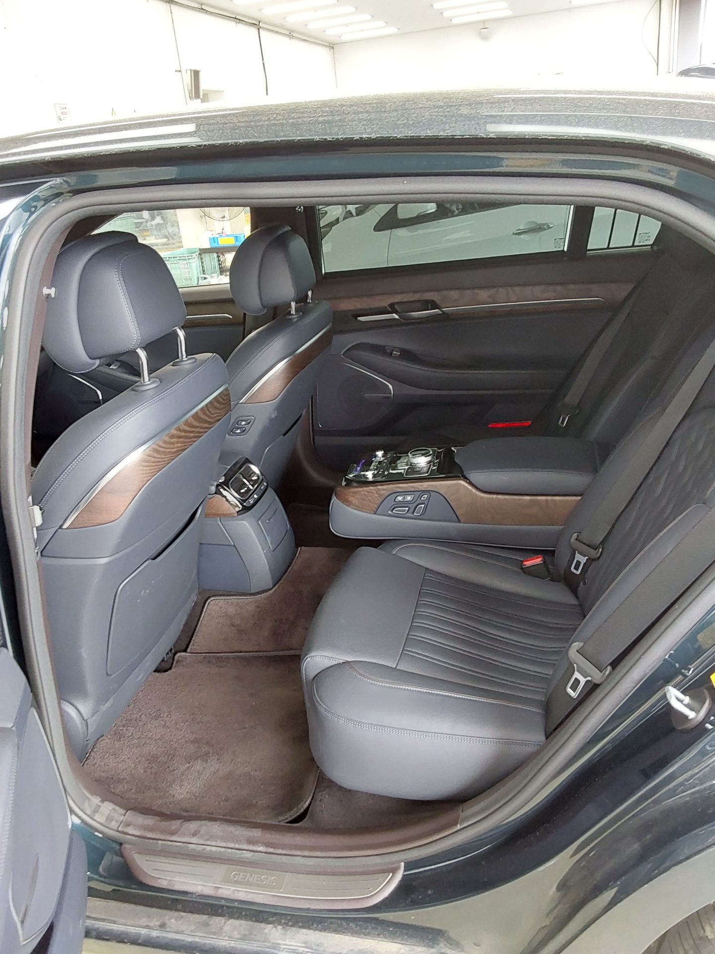 Genesis G90 - 11