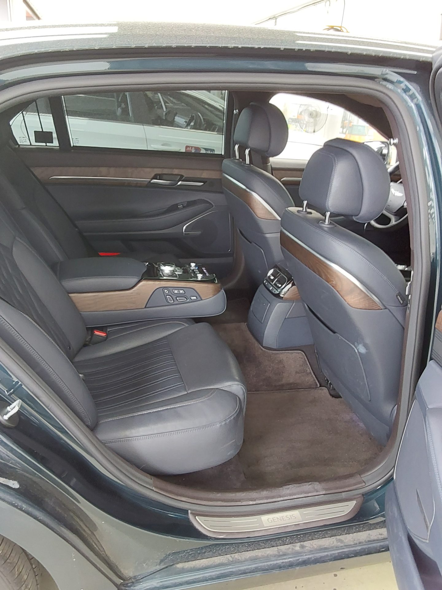 Genesis G90 - 12