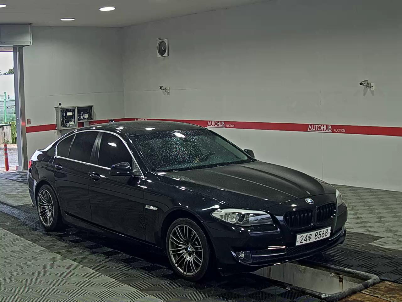 BMW 5 Series 2011 - Image 2