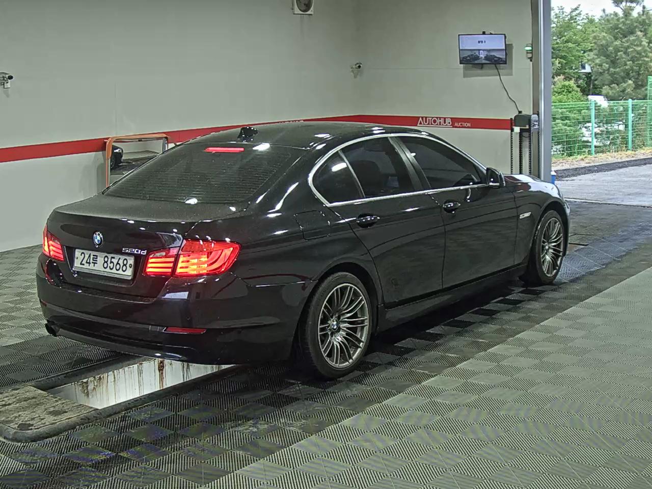 BMW 5 Series 2011 - Image 4