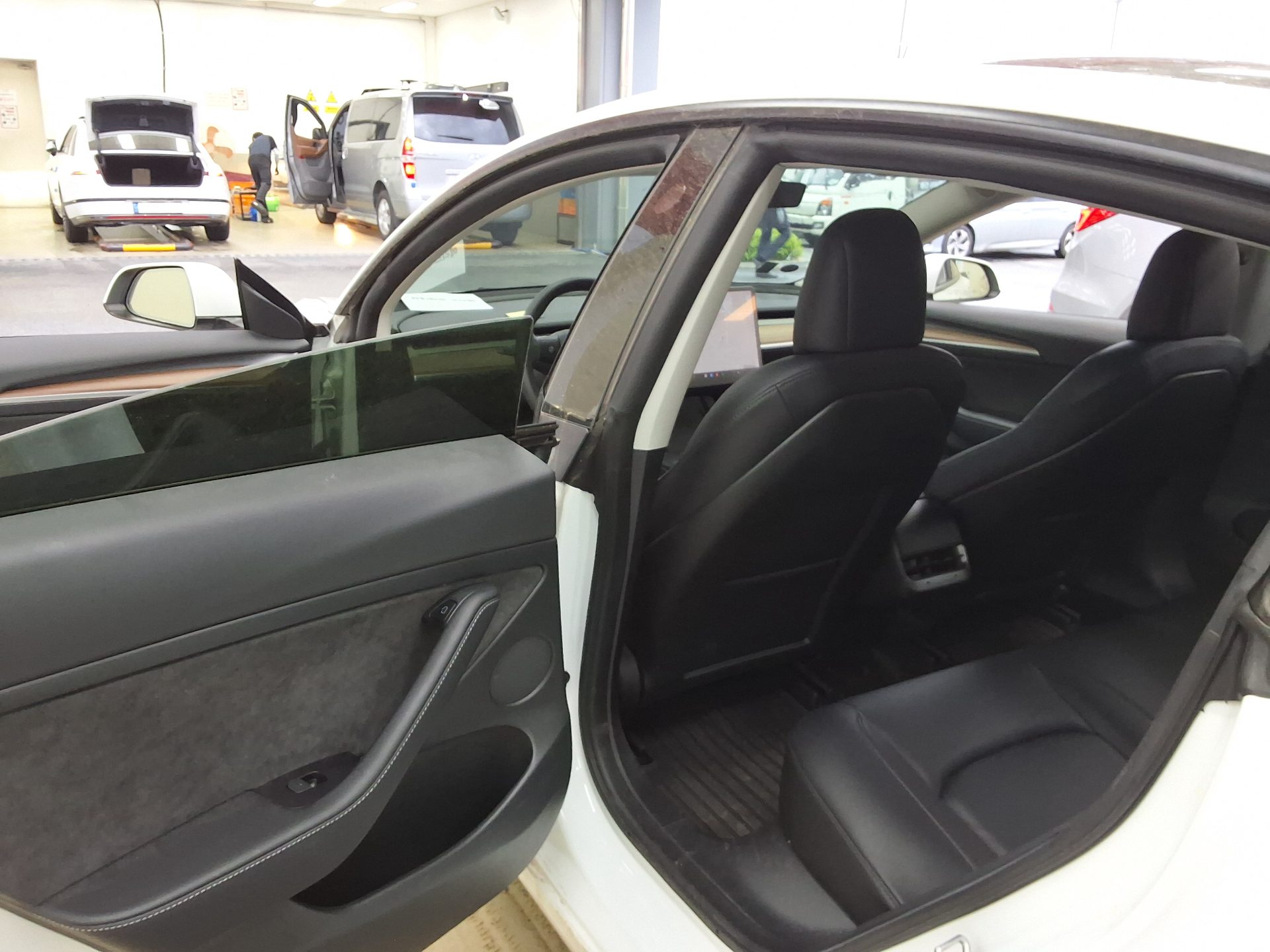 TESLA Model 3 - 11
