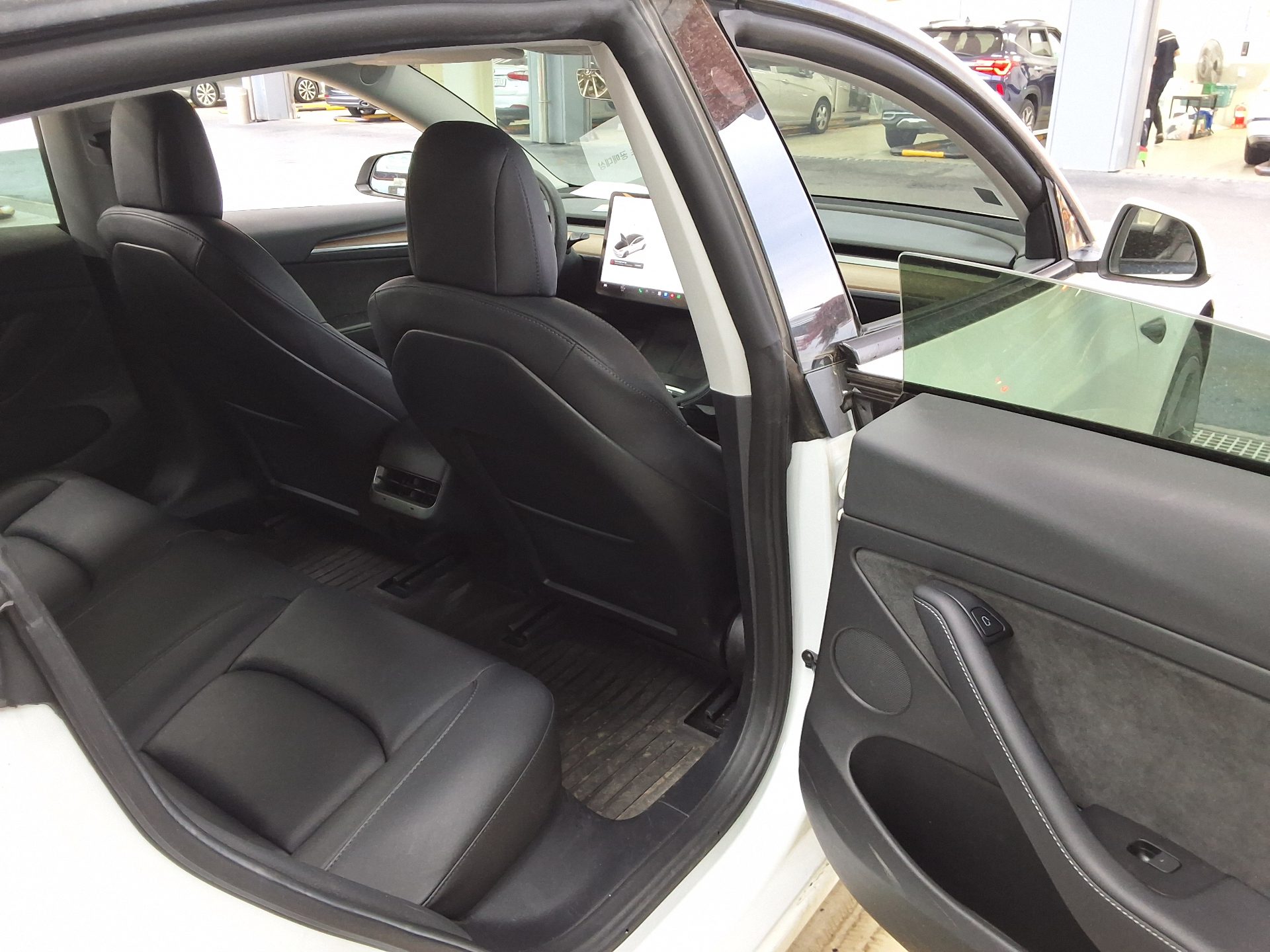 TESLA Model 3 - 12