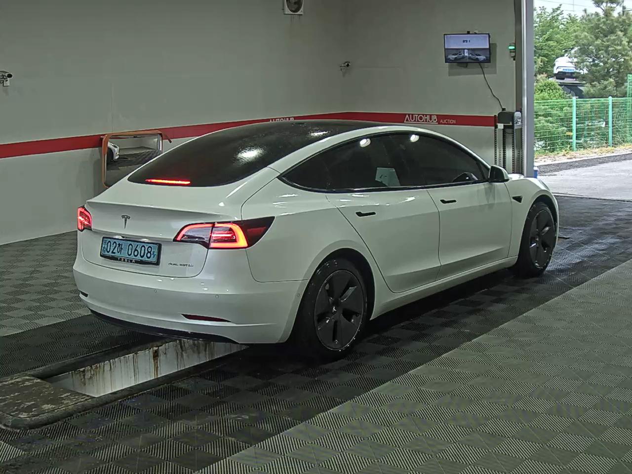 TESLA Model 3 - 4
