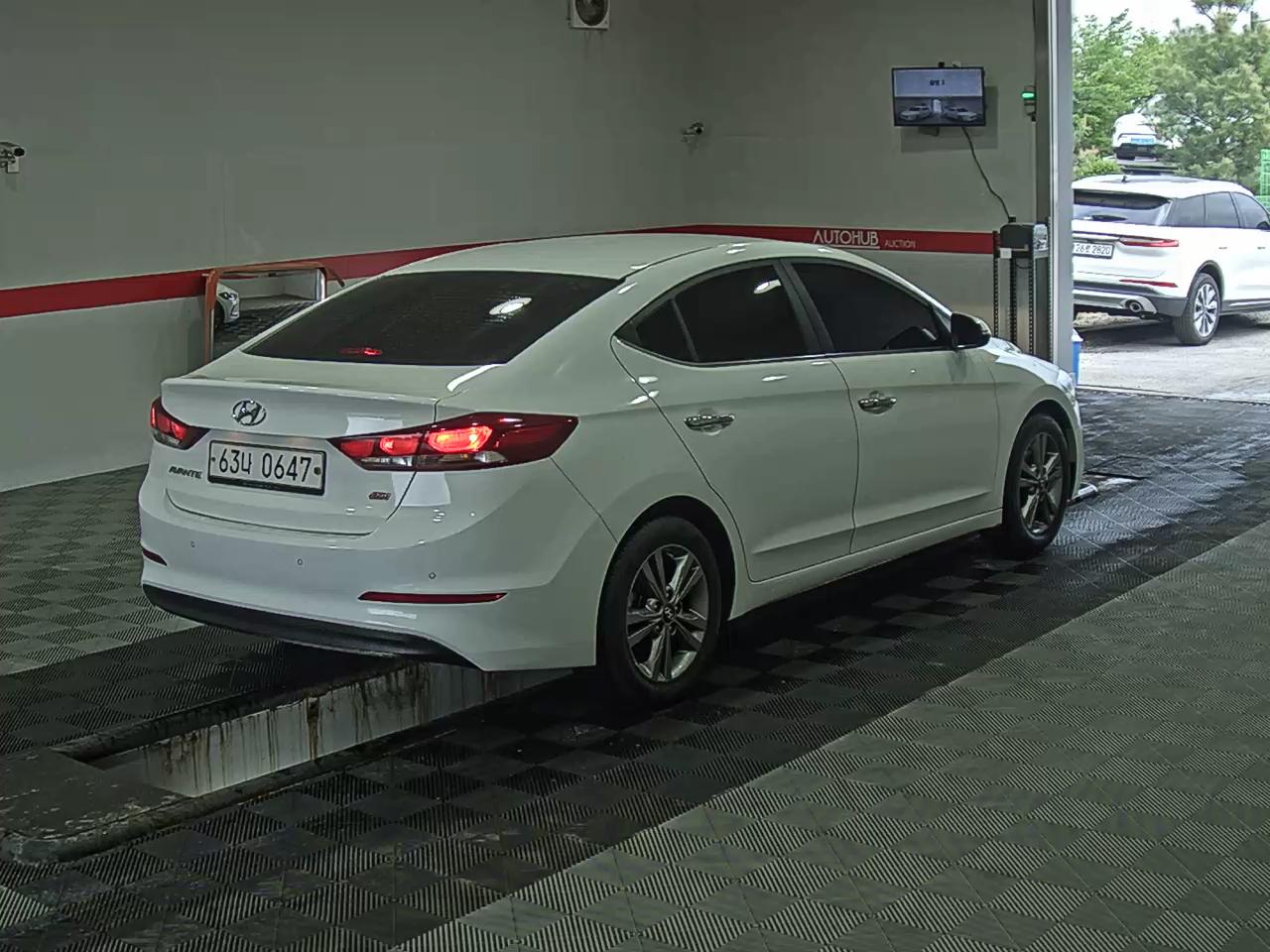 Hyundai Elantra 2016 - Image 4