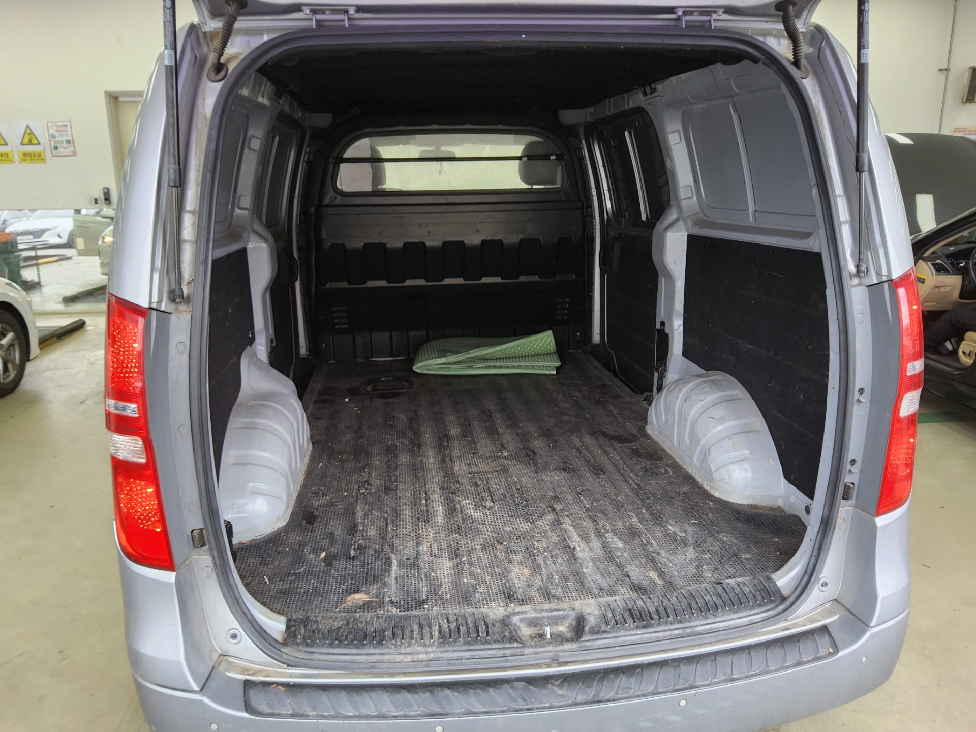 Hyundai Grand Starex 2017 - Image 14