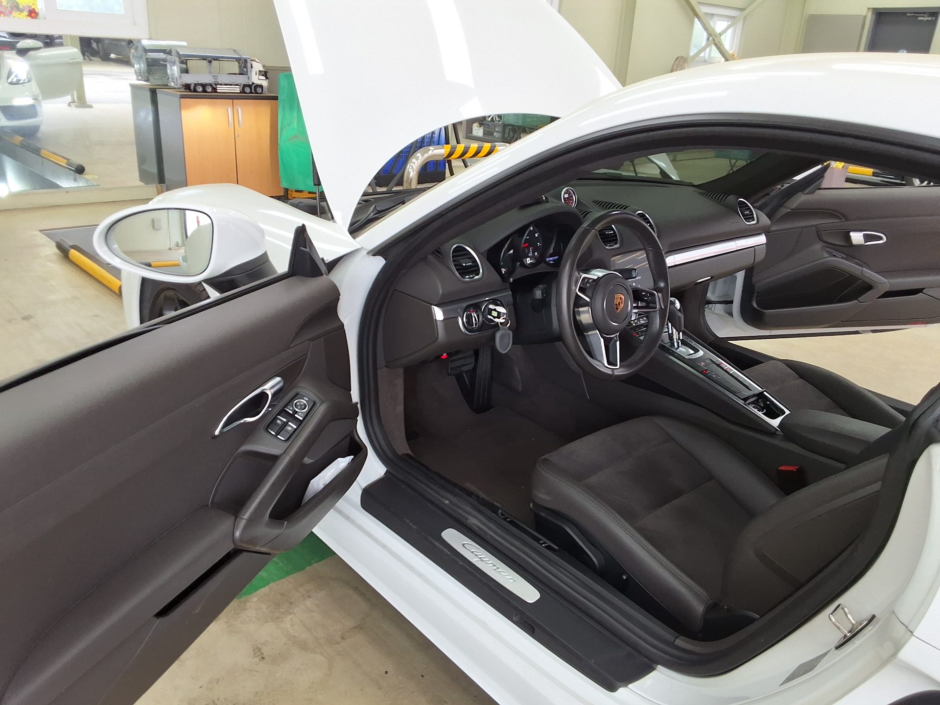 2017 - porsche cayman