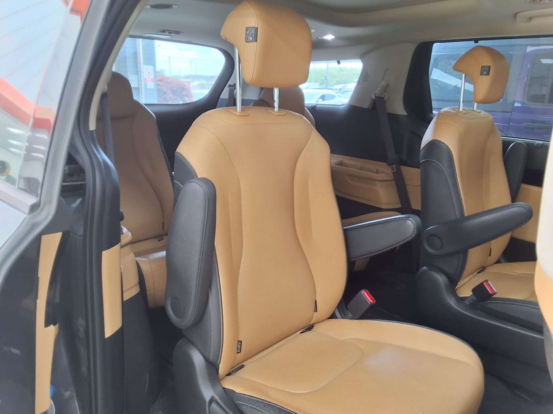 Kia Carnival - 12
