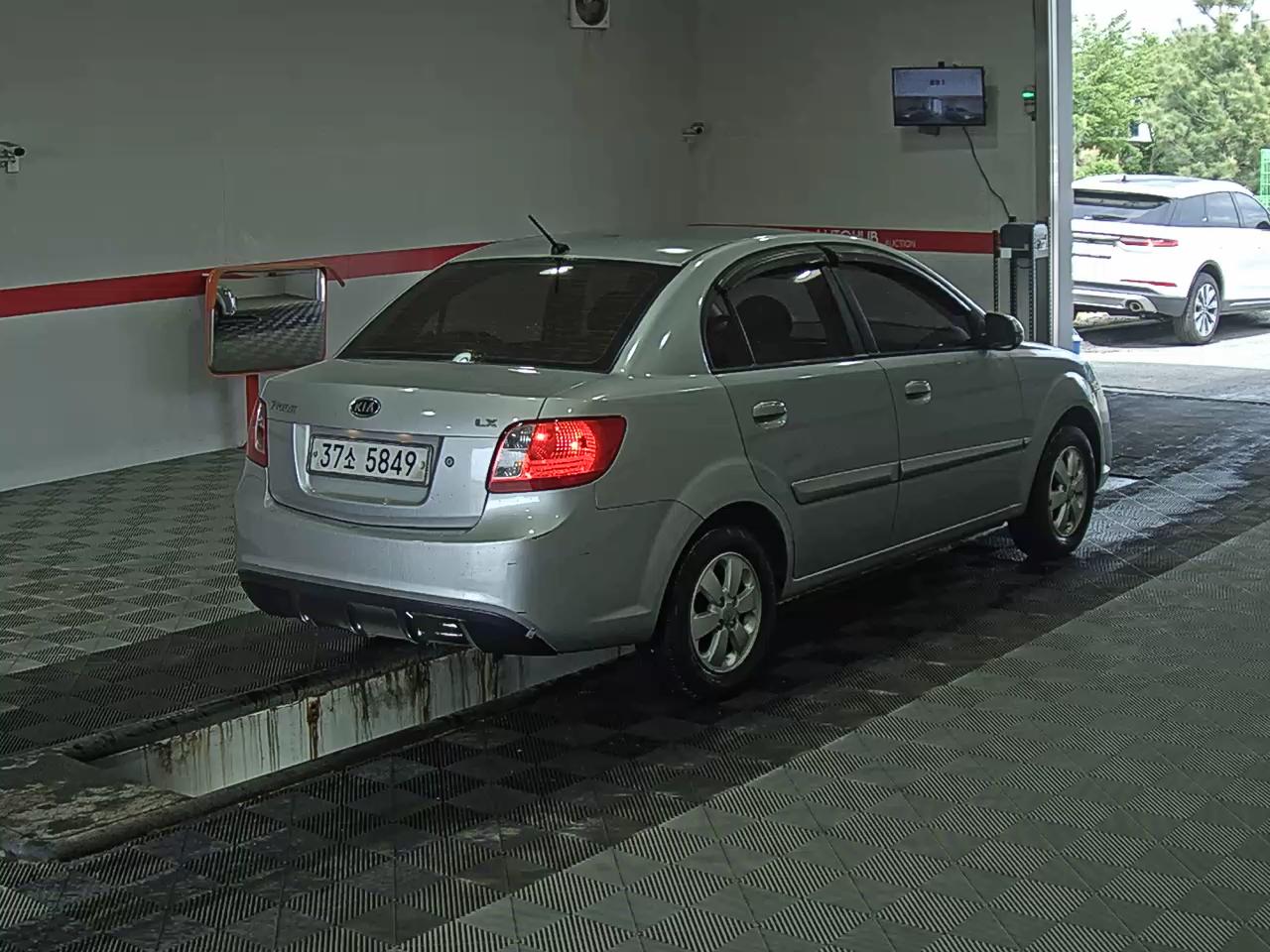 Lexus LX 2011 - Image 4