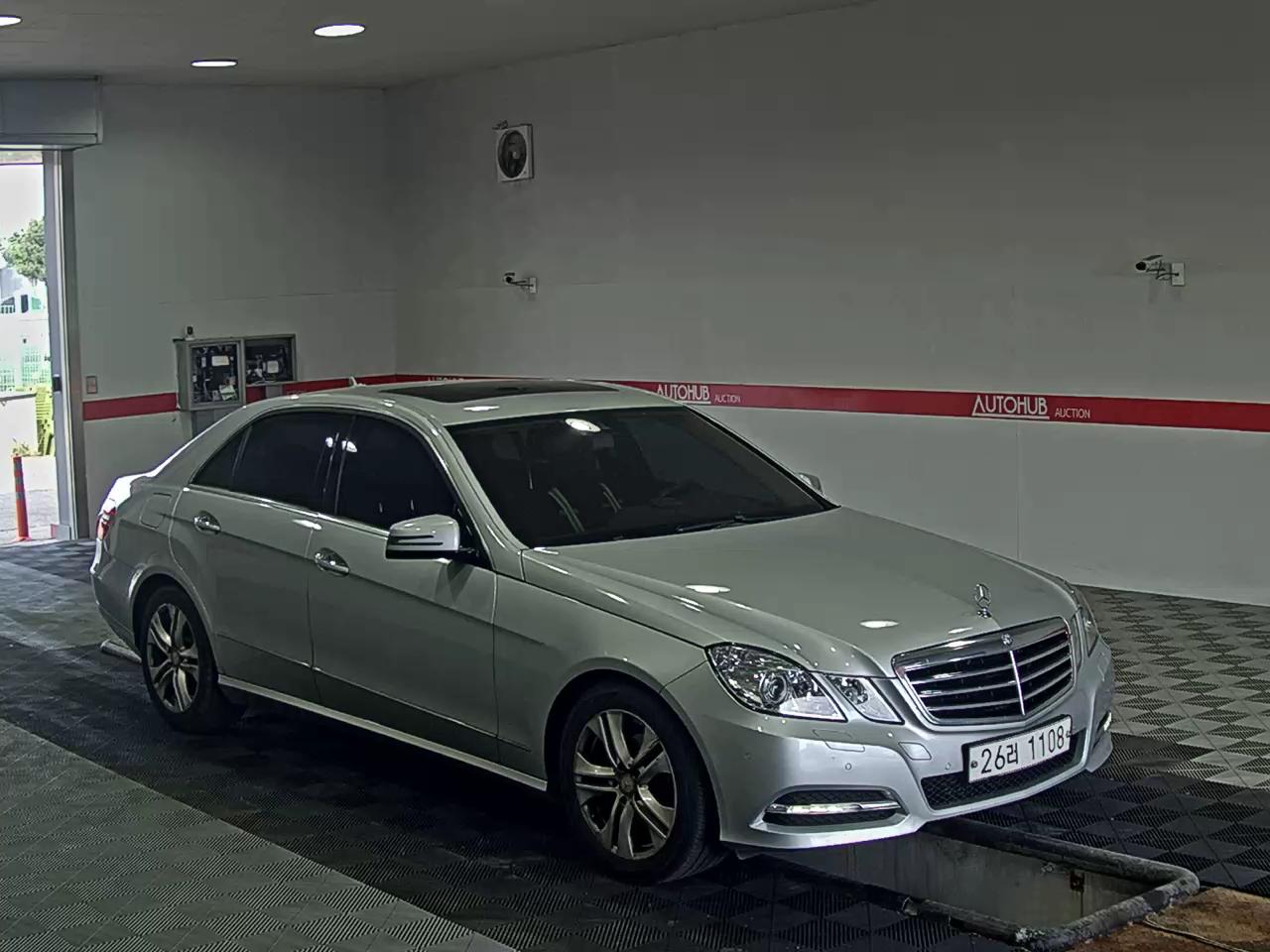 Mercedes-Benz E-Class 2013 - Image 2