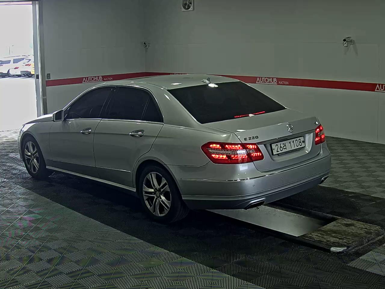 Mercedes-Benz E-Class 2013 - Image 5