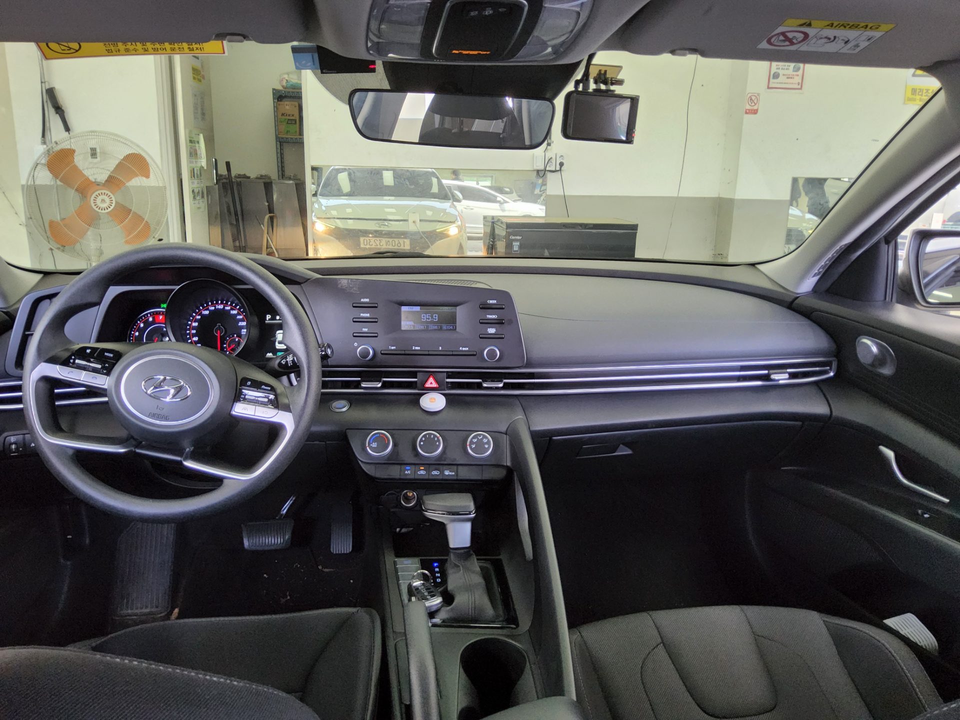 Hyundai Elantra 2022 - Image 10