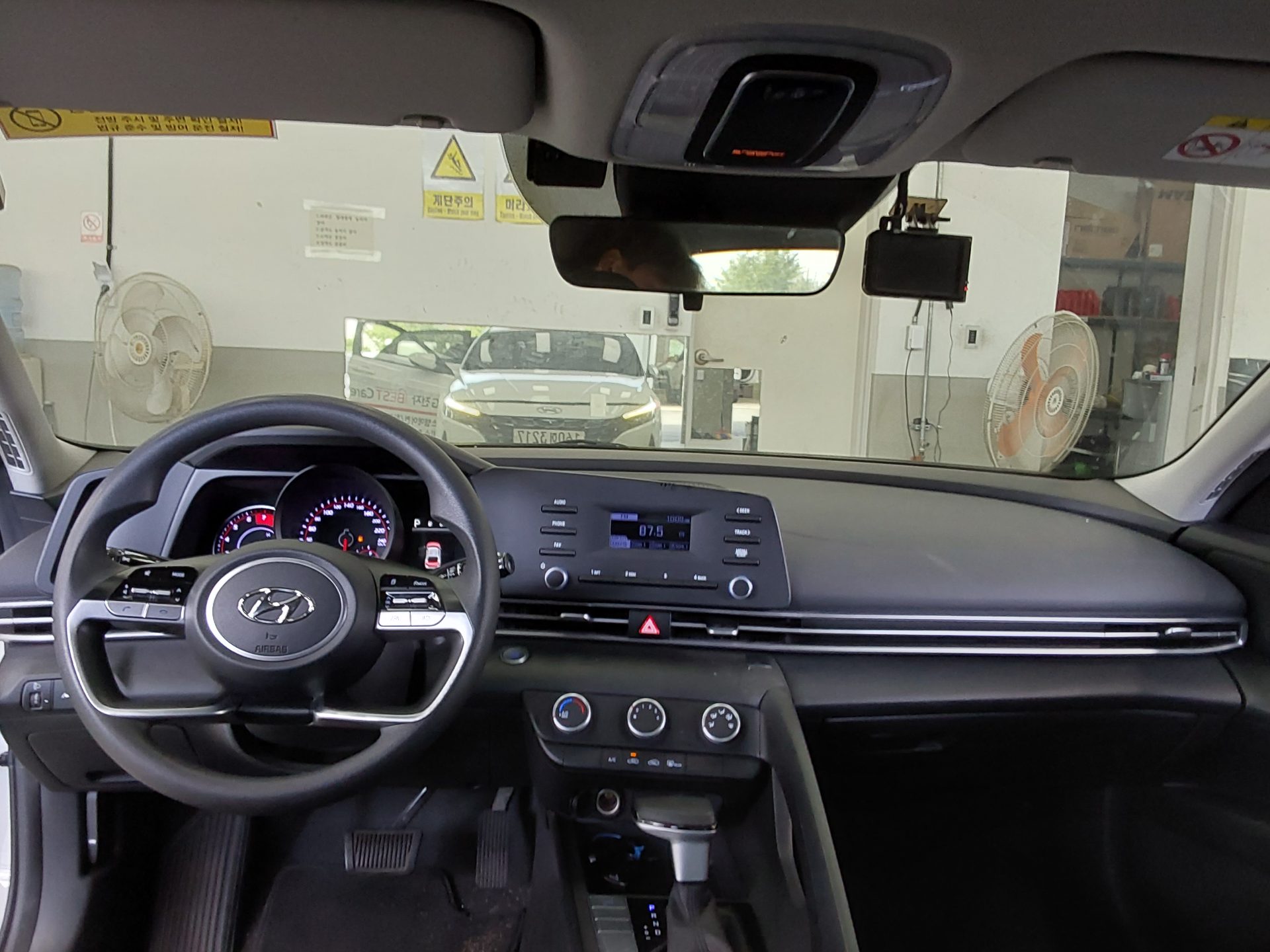 Hyundai Elantra 2022 - Image 10