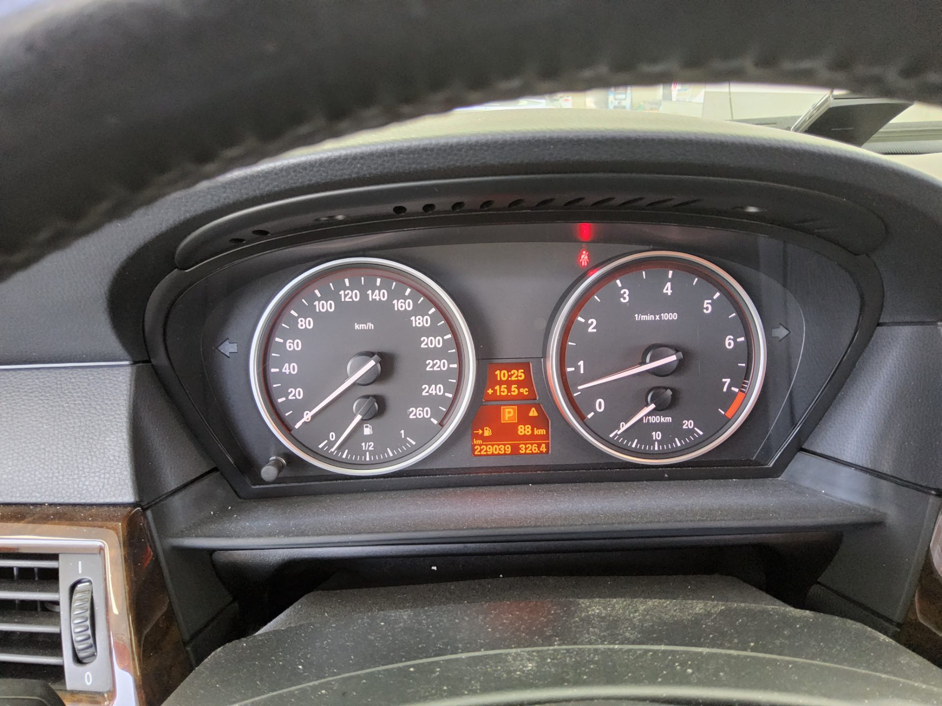 BMW 5 Series 2010 - Image 8