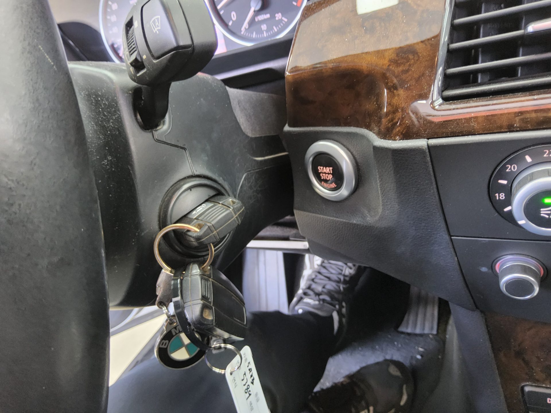 BMW 5 Series 2010 - Image 17