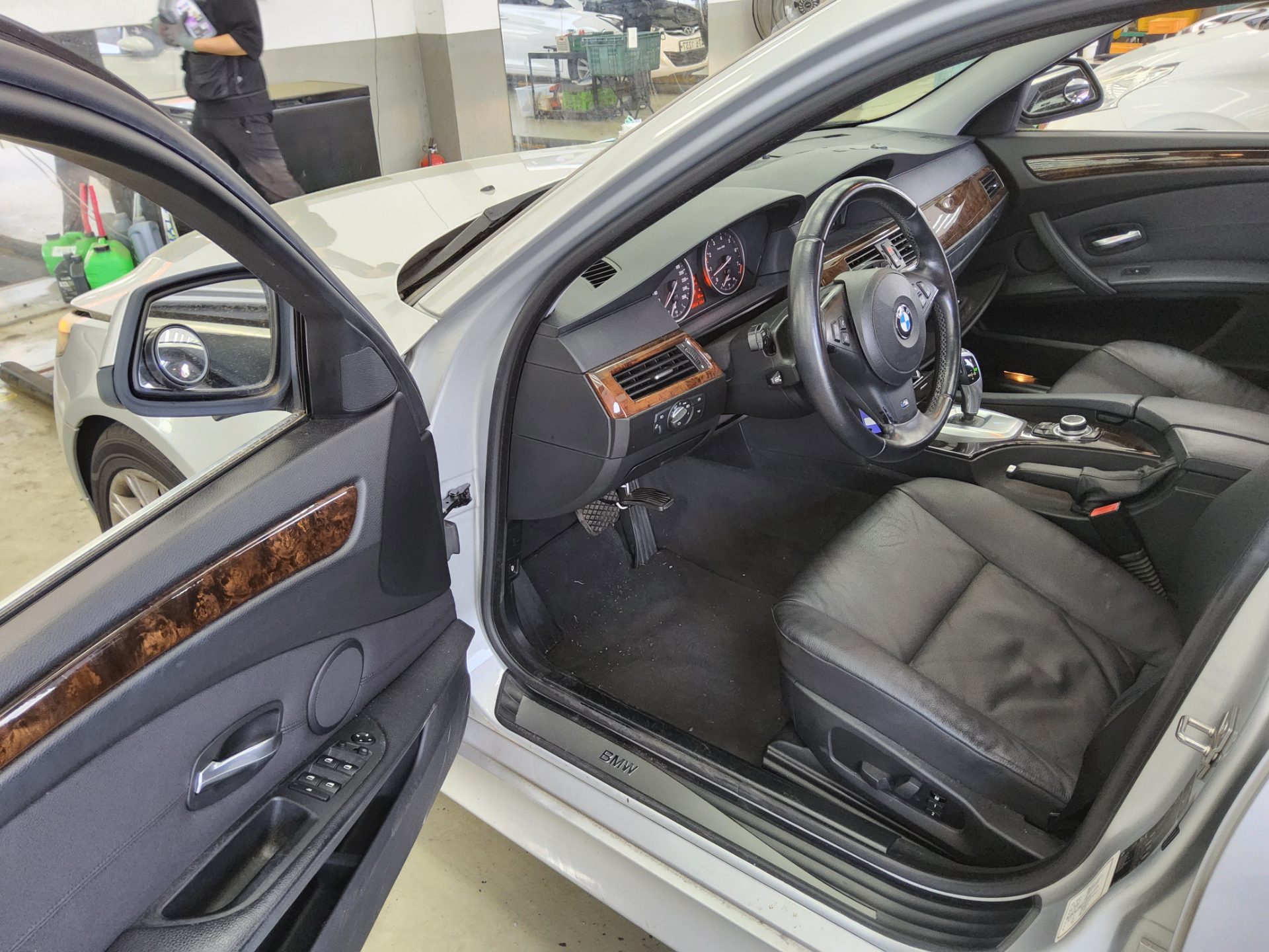 BMW 5 Series 2010 - Image 9
