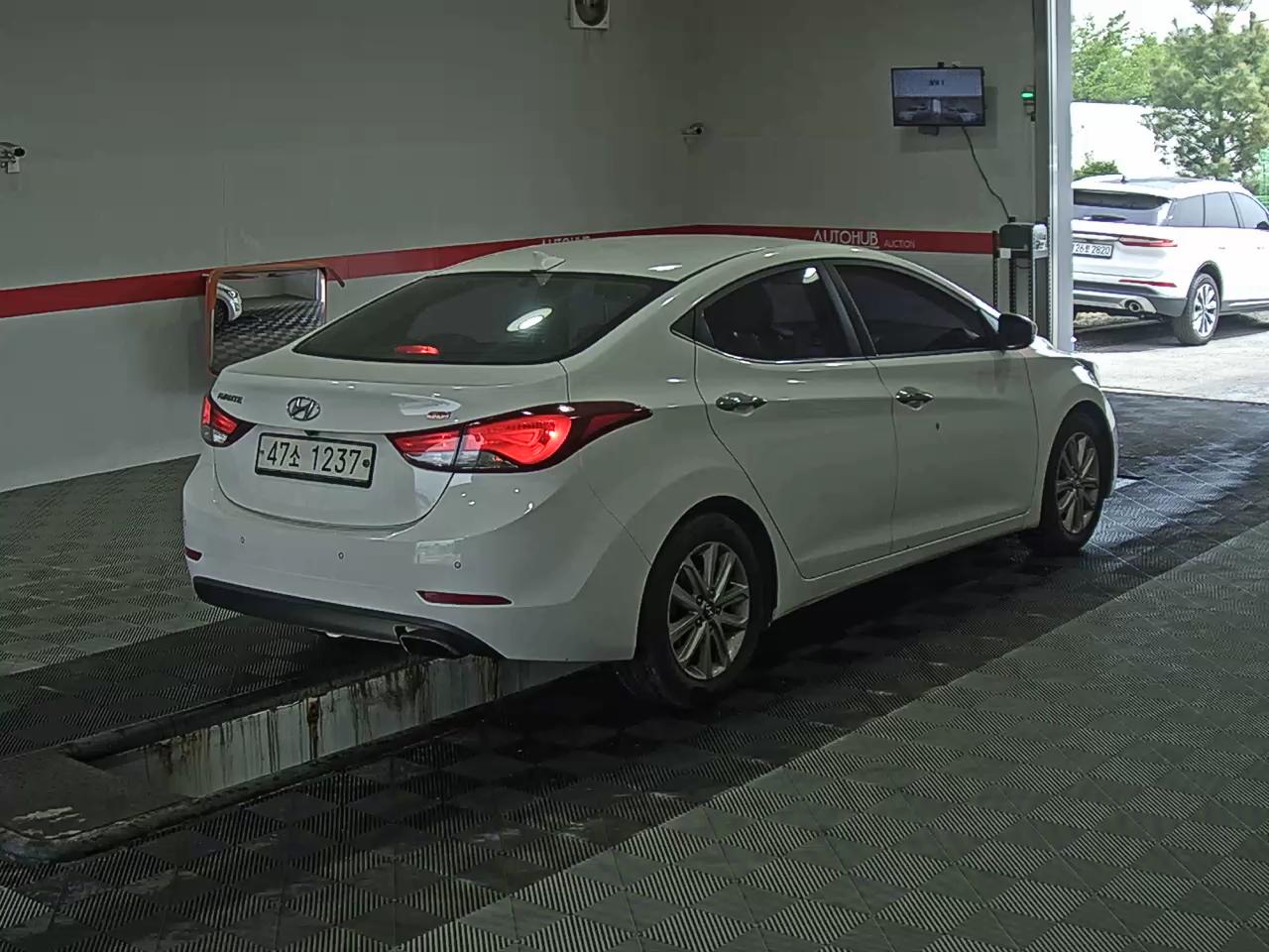 Hyundai Elantra 2014 - Image 4