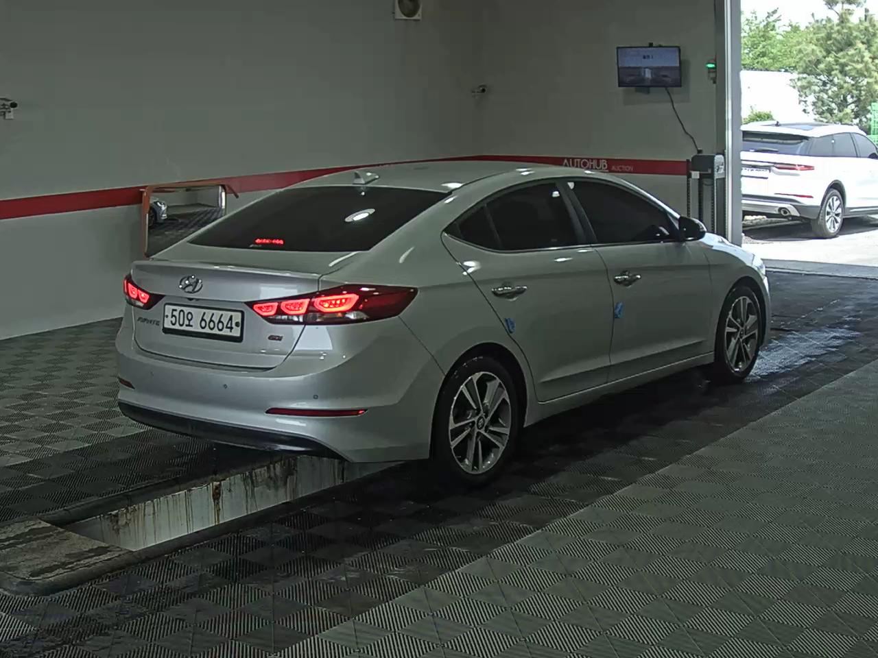 Hyundai Elantra 2016 - Image 4