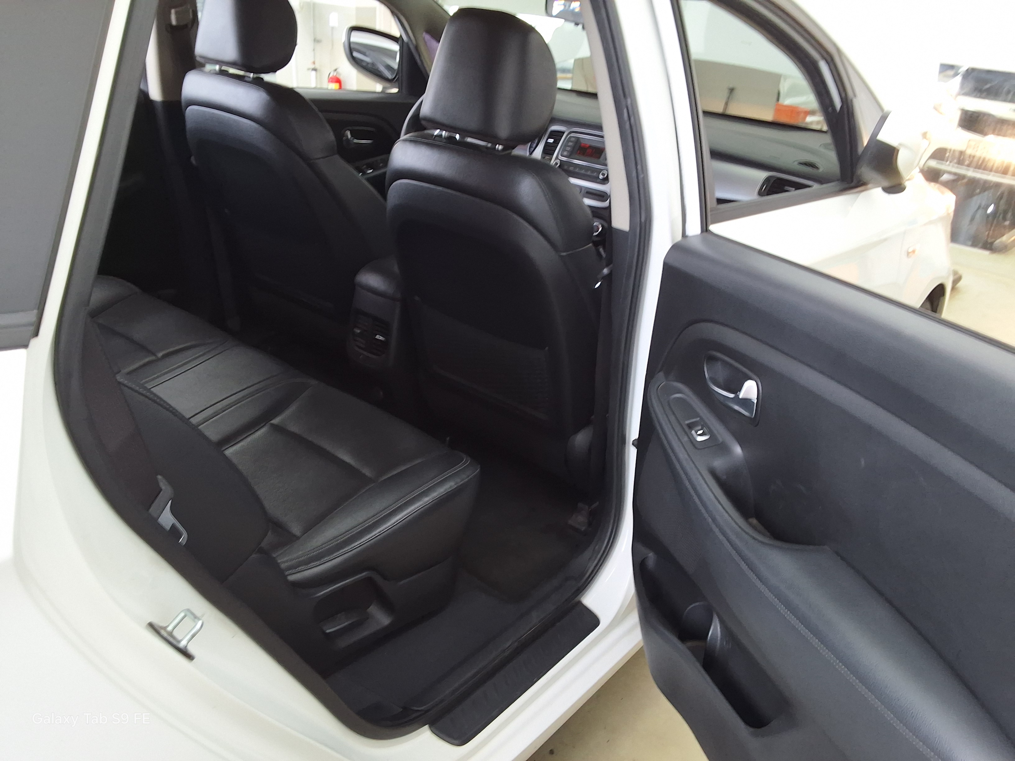 Kia Carens 2017 - Image 12