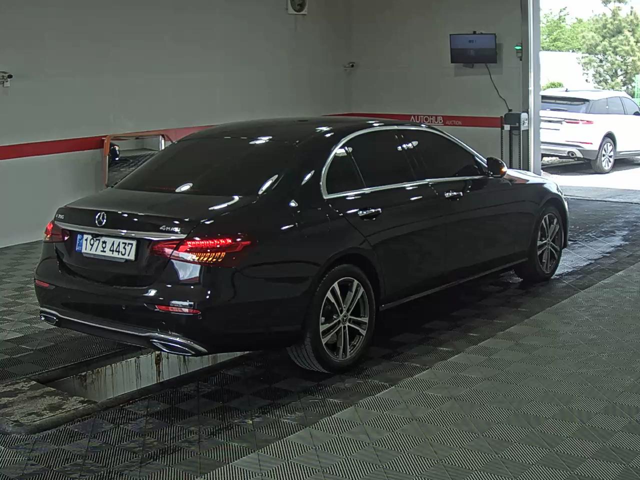 Mercedes-Benz E-Class 2022 - Image 4