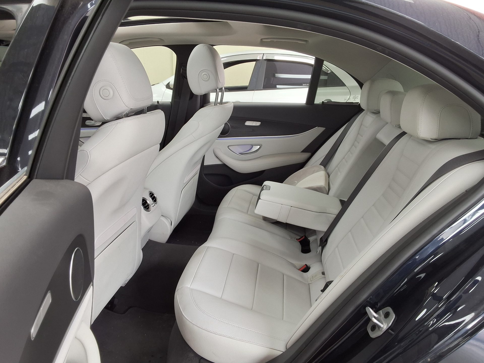 Mercedes-Benz E-Class 2022 - Image 11