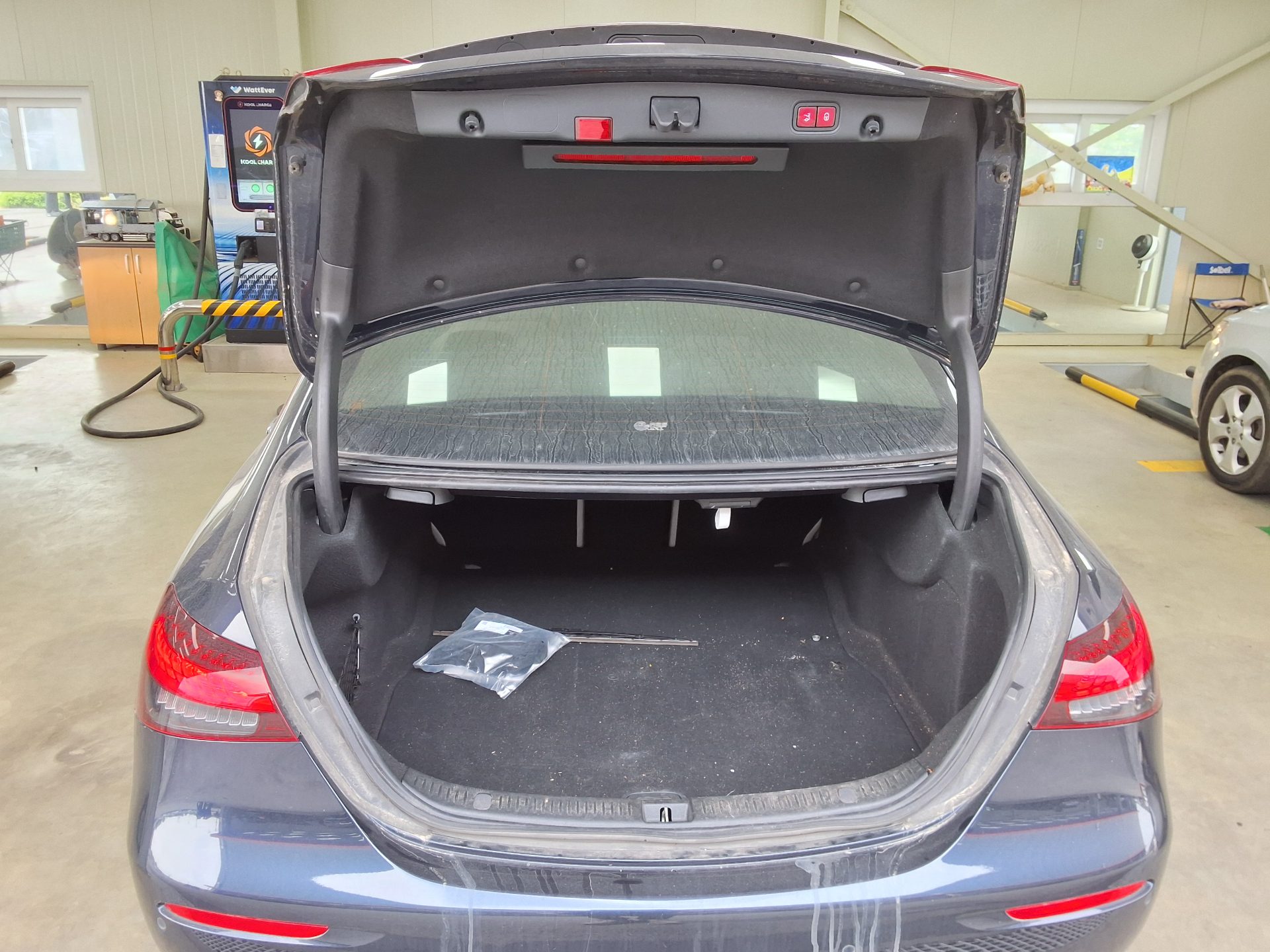 Mercedes-Benz E-Class 2022 - Image 14