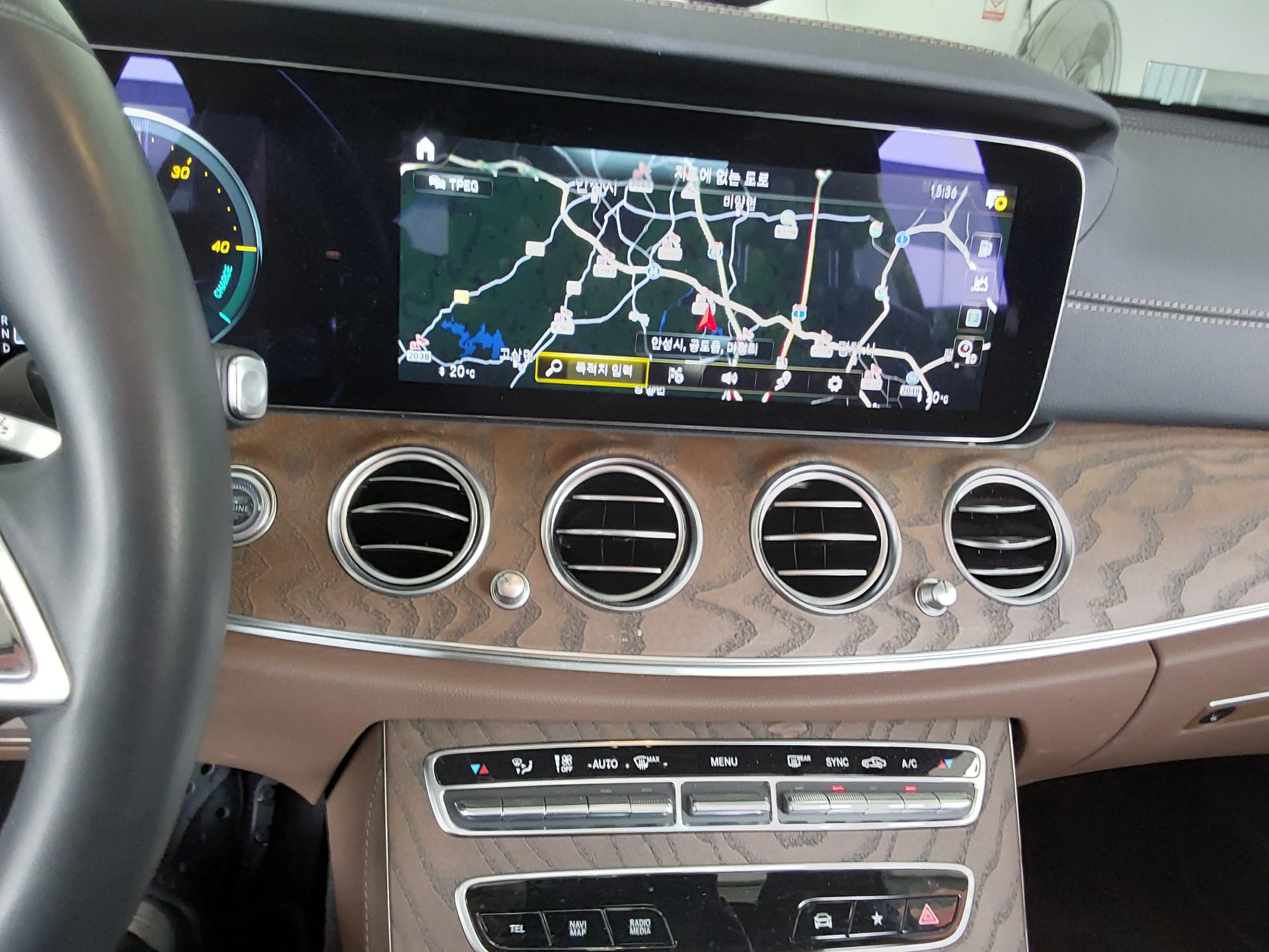 Mercedes-Benz E-Class 2022 - Image 18
