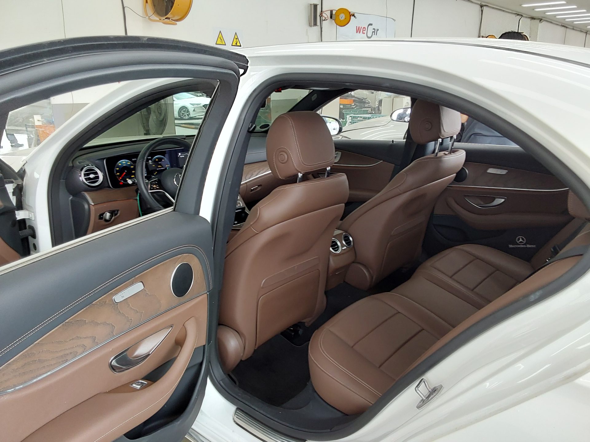 Mercedes-Benz E-Class 2022 - Image 12
