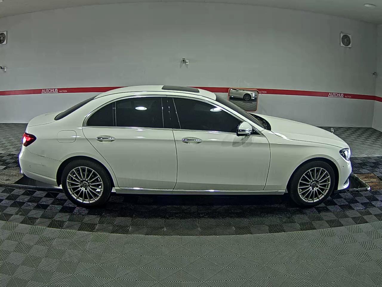 Mercedes-Benz E-Class 2022 - Image 3