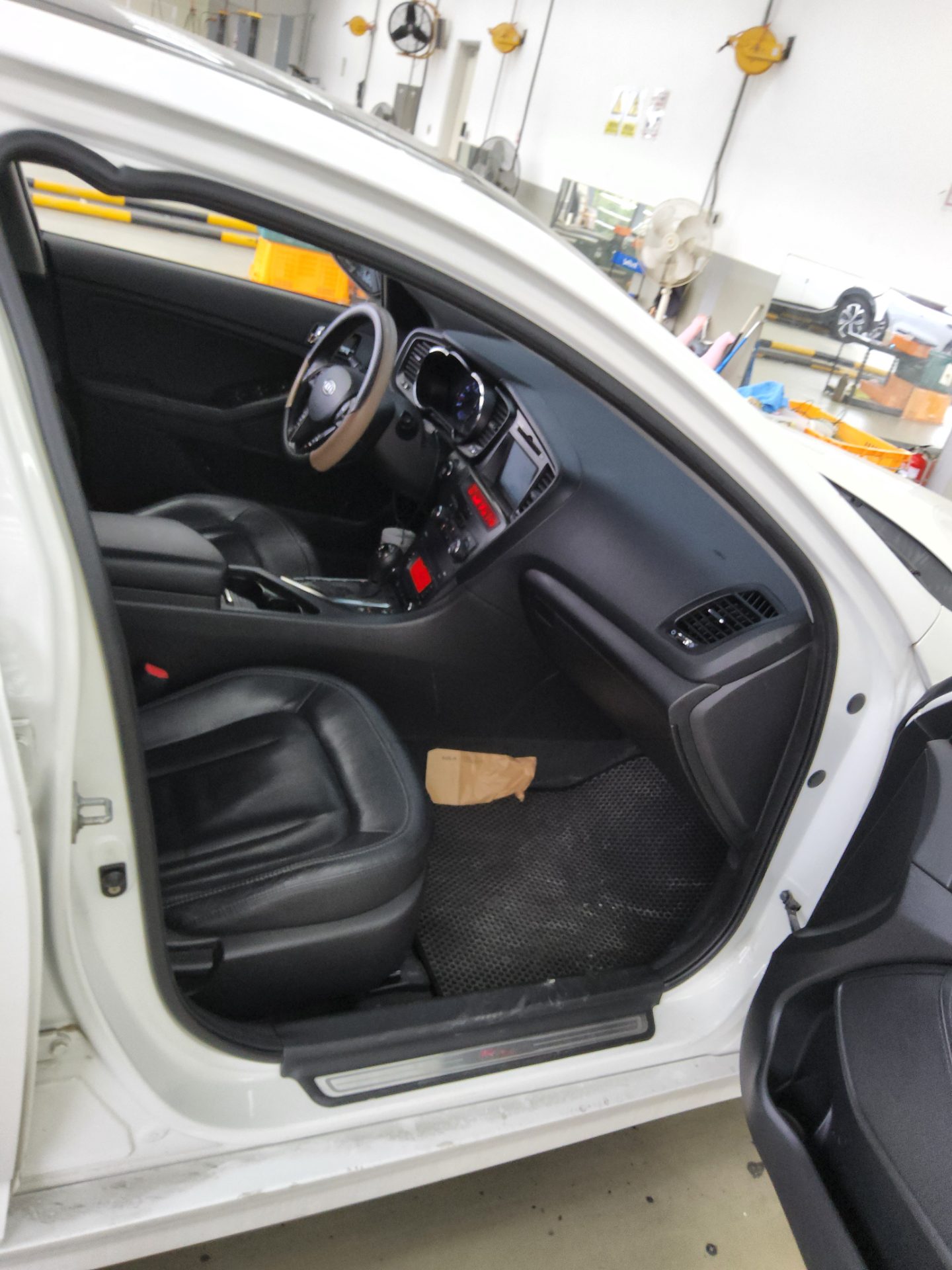 Kia K5 2012 - Image 14