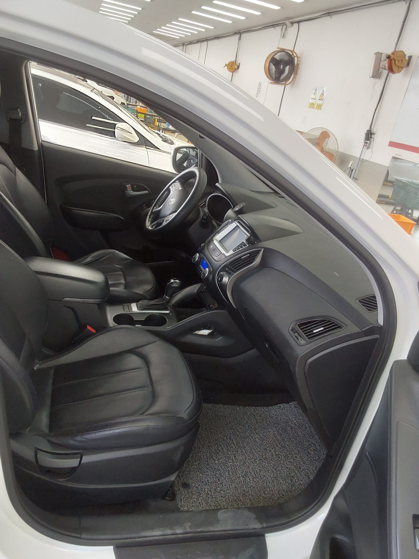 BMW iX 2014 - Image 13