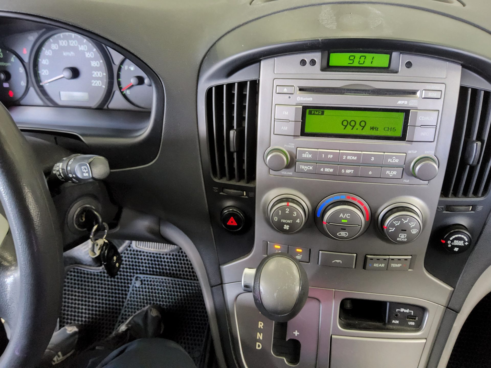 Hyundai Grand Starex 2012 - Image 16