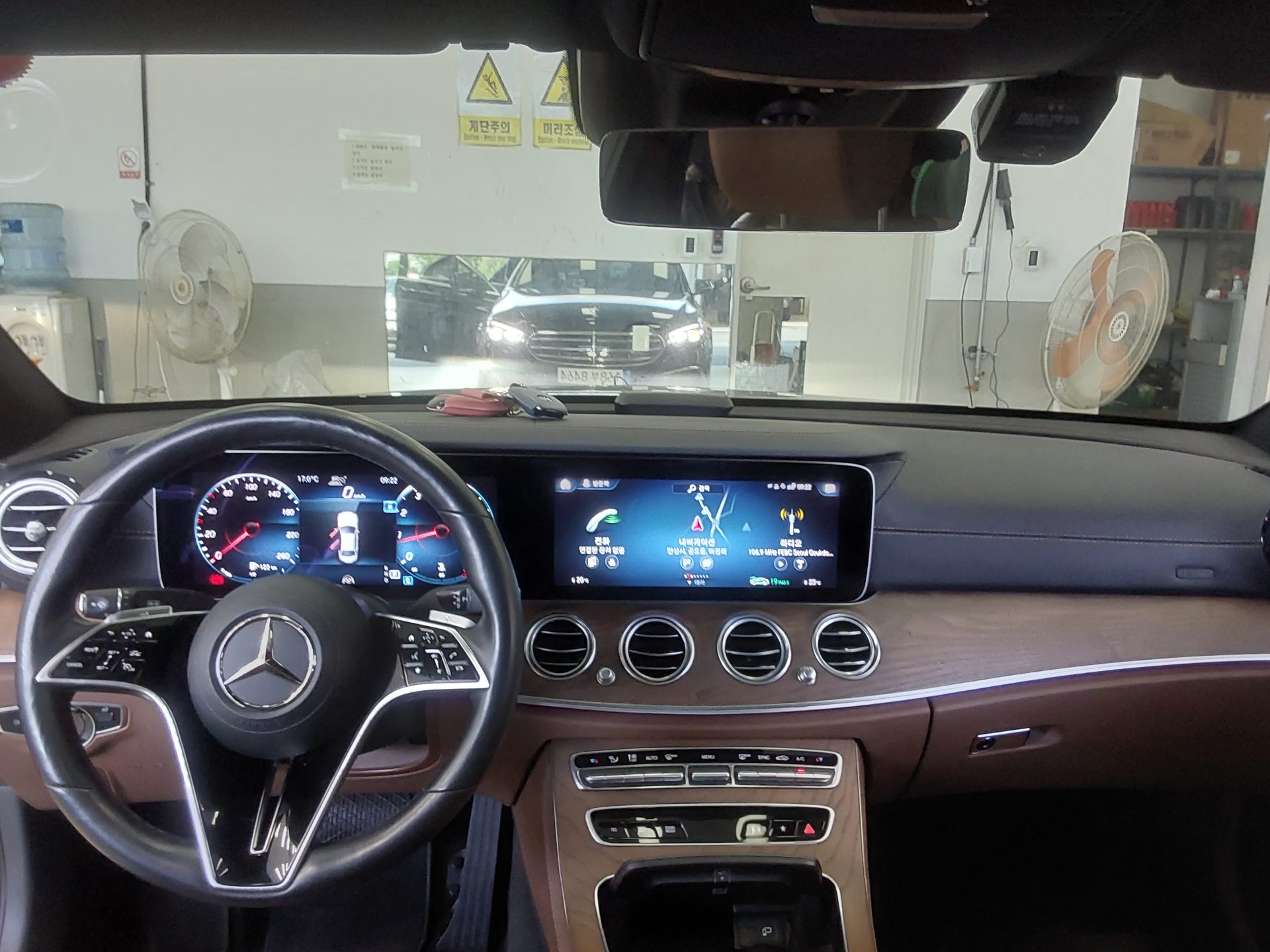 Mercedes-Benz E-Class 2022 - Image 10