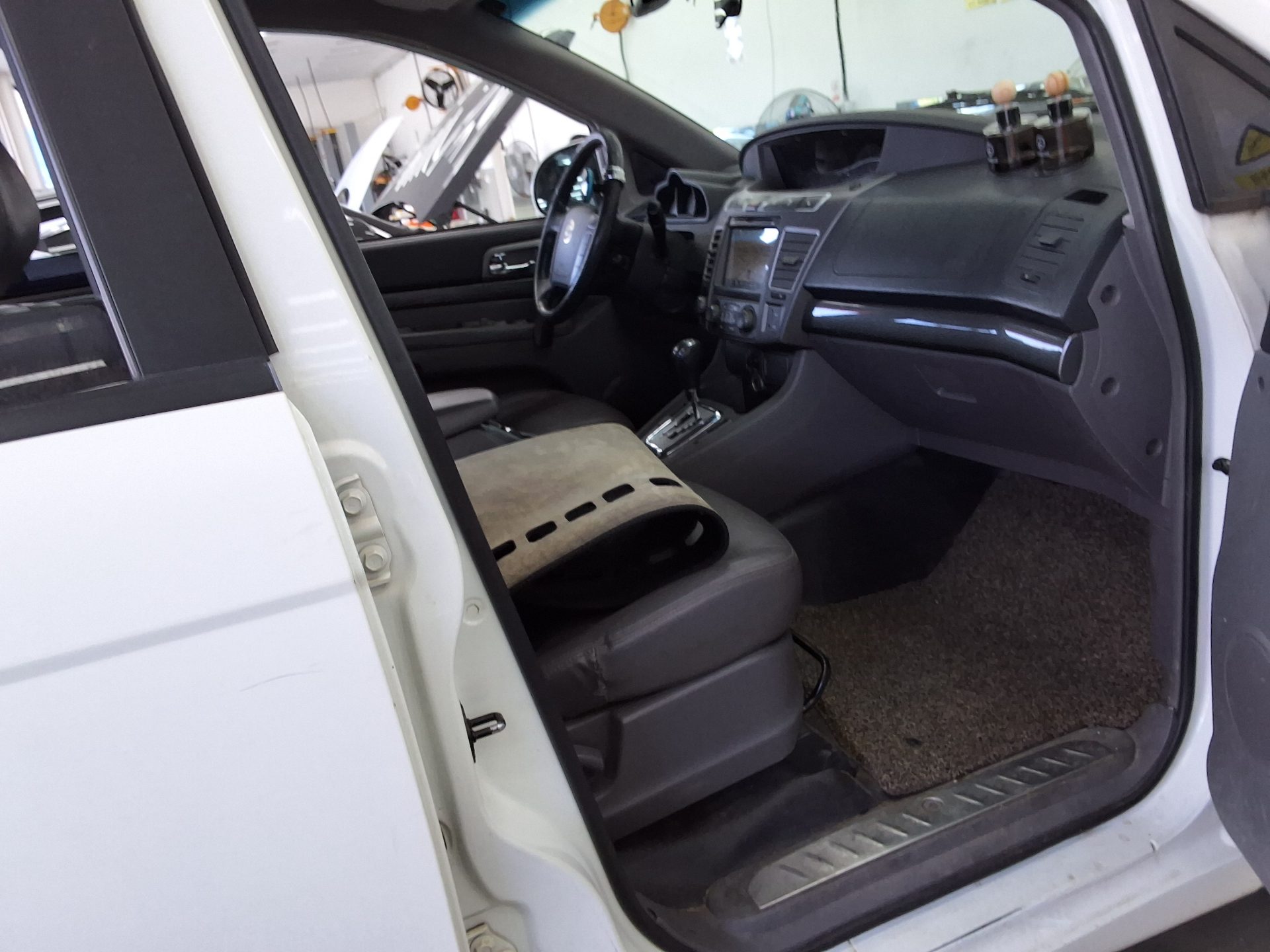 KG Mobility Korando Turismo 2015 - Image 14