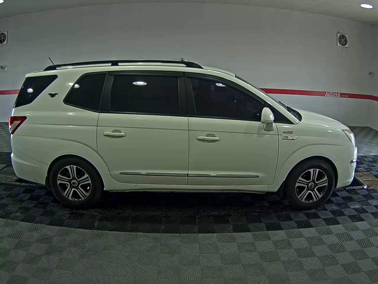 KG Mobility Korando Turismo 2015 - Image 3
