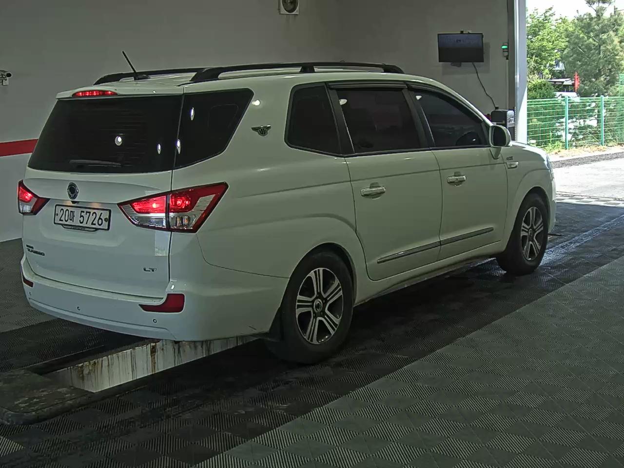 KG Mobility Korando Turismo 2015 - Image 4