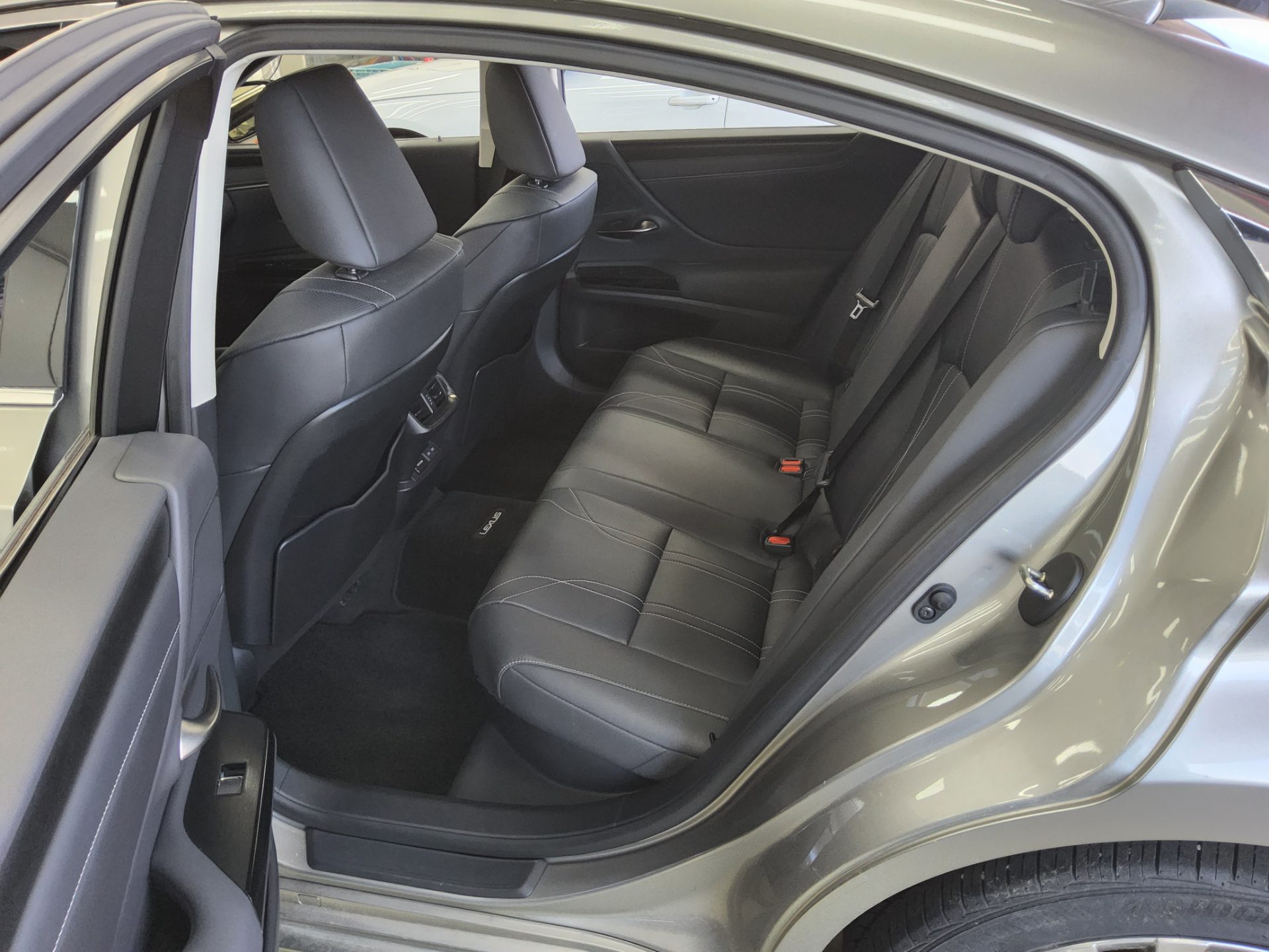 Lexus ES 2023 - Image 11