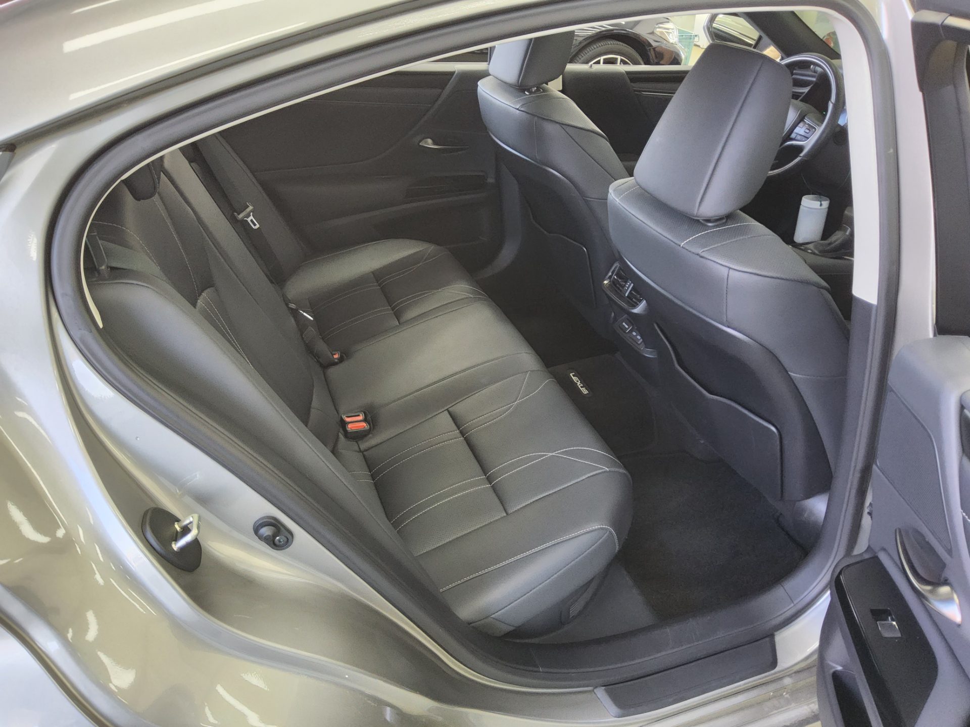 Lexus ES 2023 - Image 12