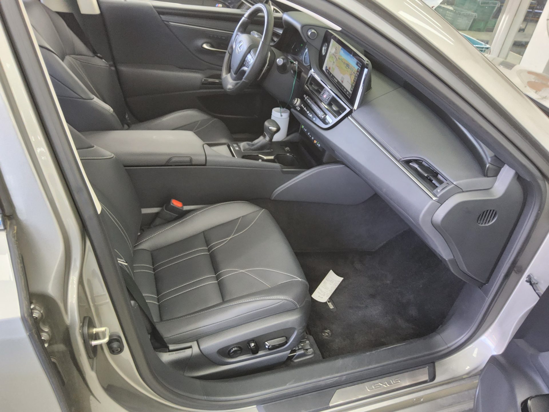 Lexus ES 2023 - Image 13