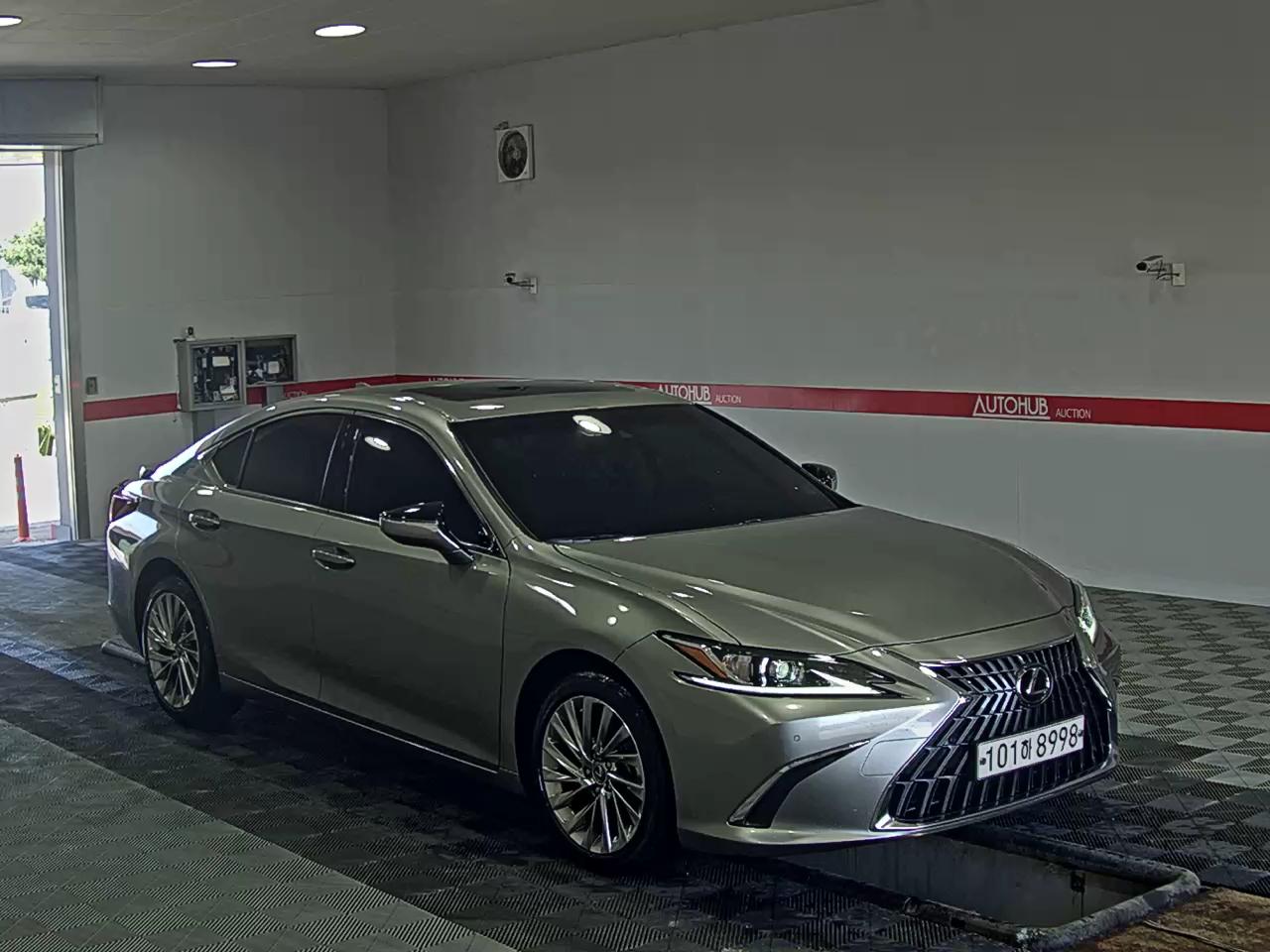 Lexus ES 2023 - Image 2