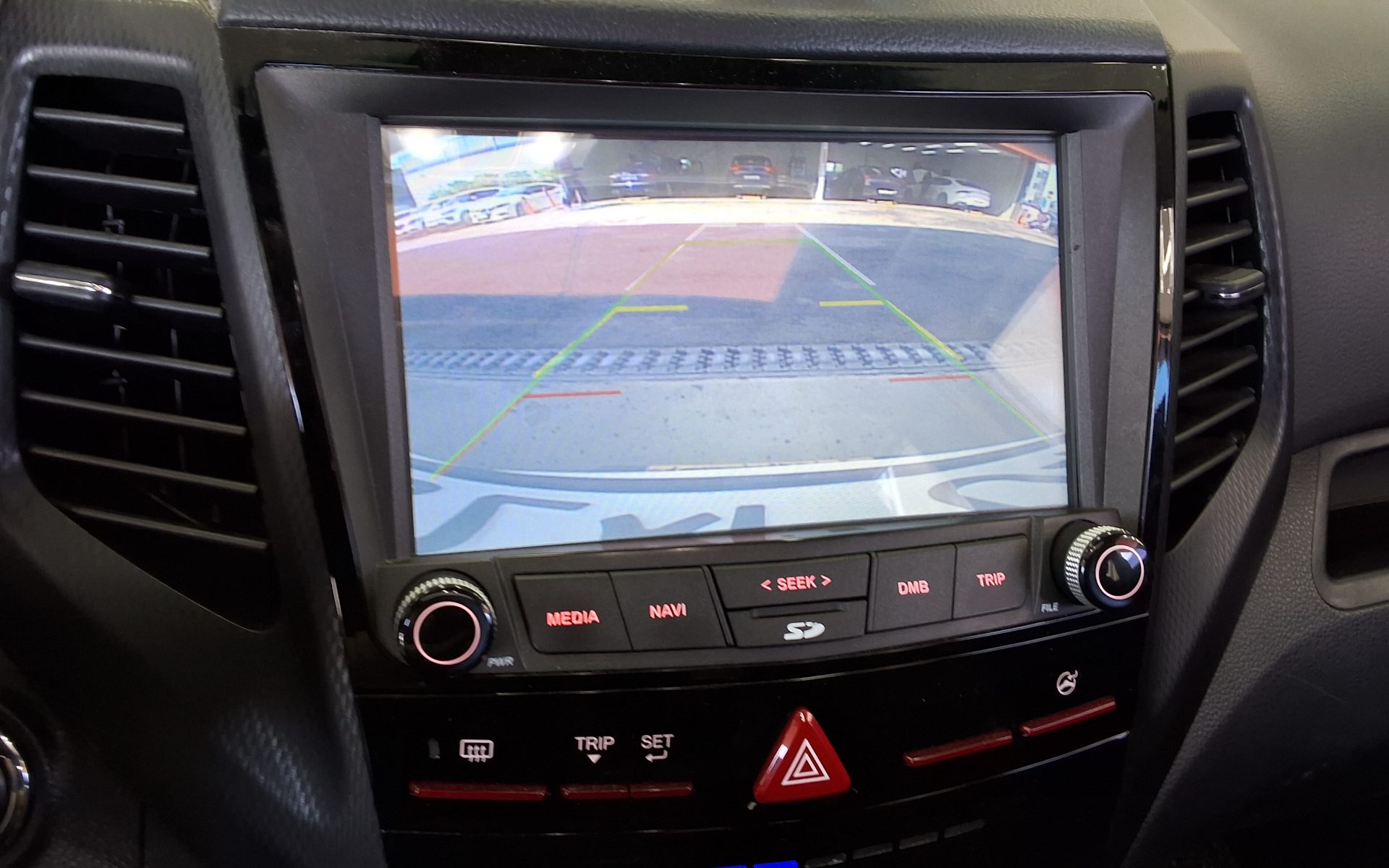 KG Mobility Tivoli 2016 - Image 17