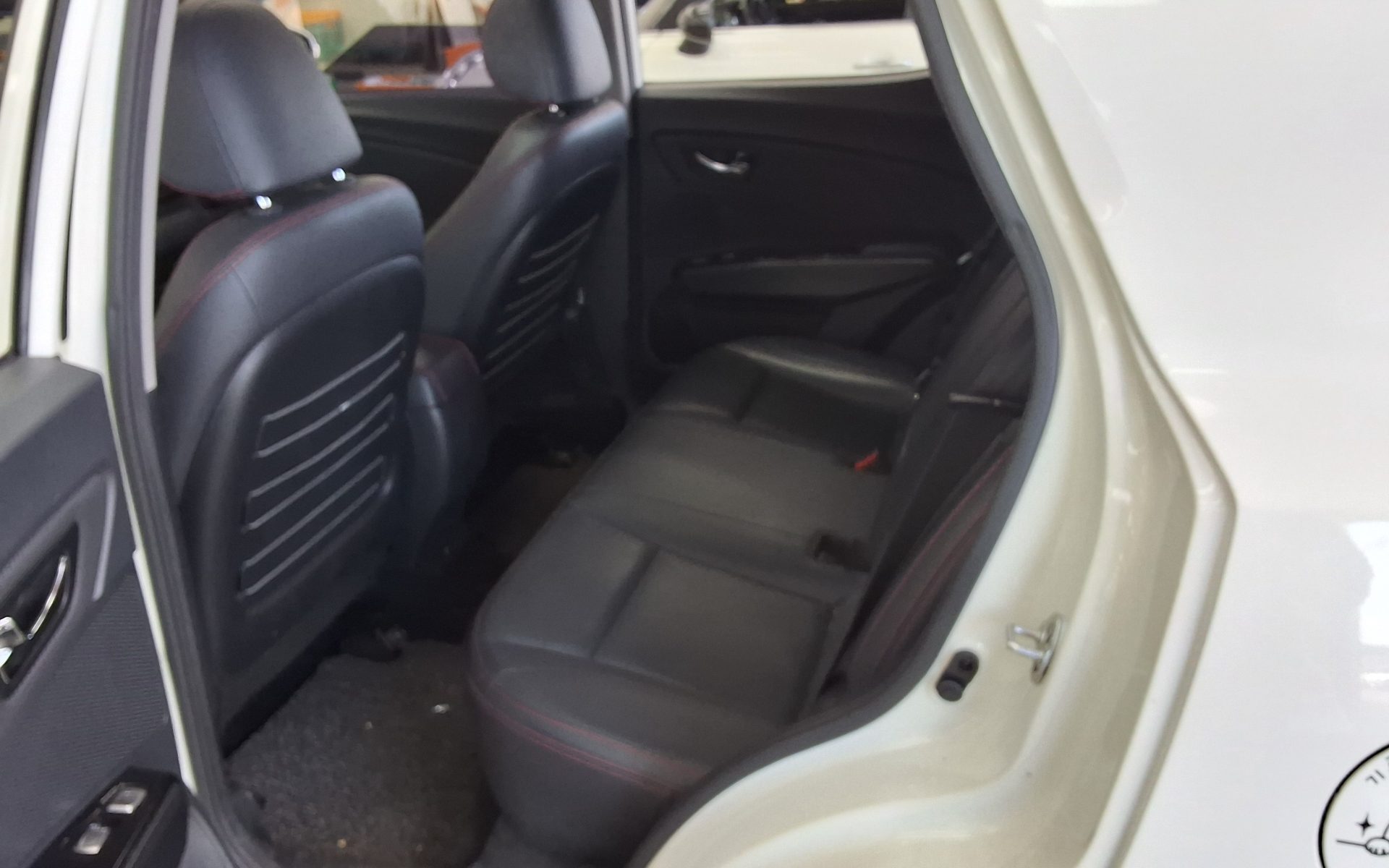 KG Mobility Tivoli 2016 - Image 11