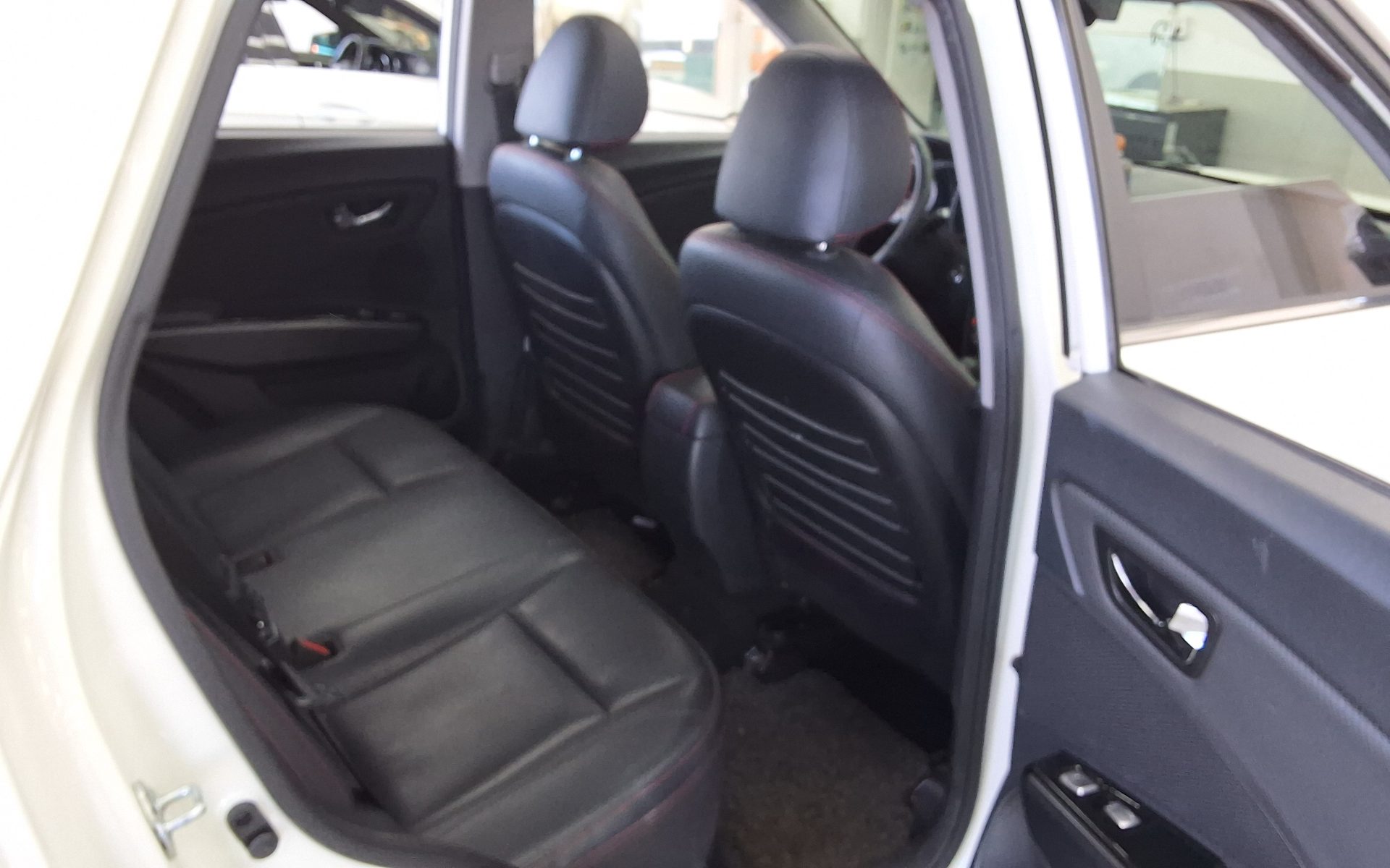 KG Mobility Tivoli 2016 - Image 12