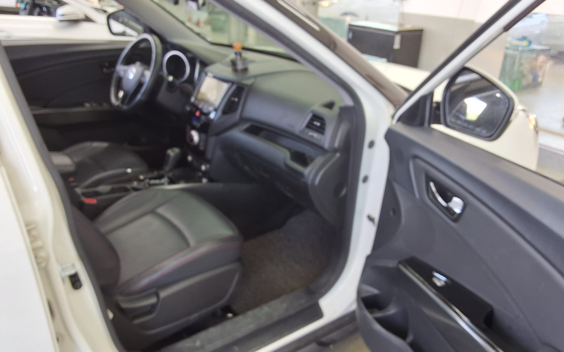 KG Mobility Tivoli 2016 - Image 13