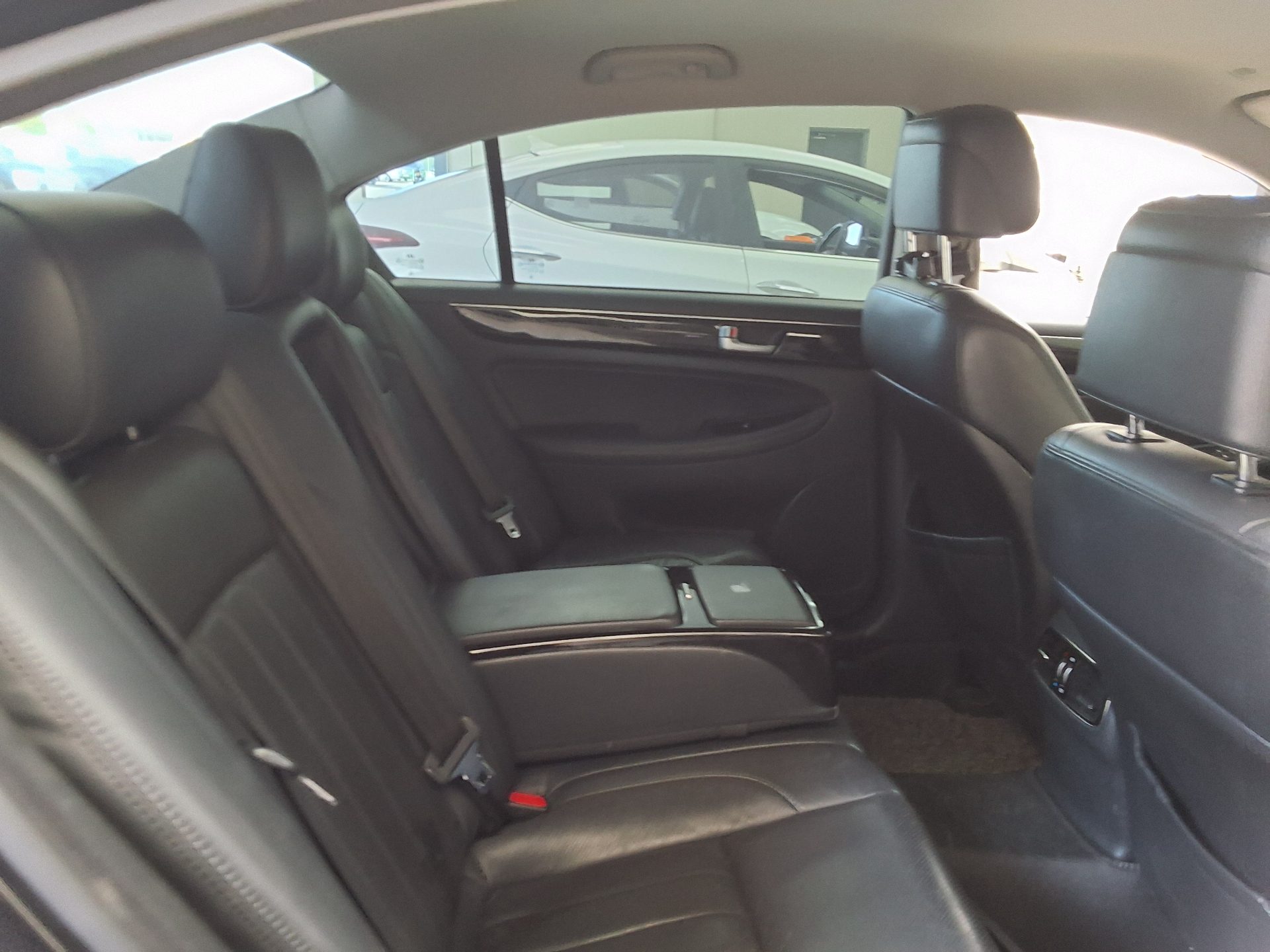 هيونداي جينيسيس 2012 - صورة 12